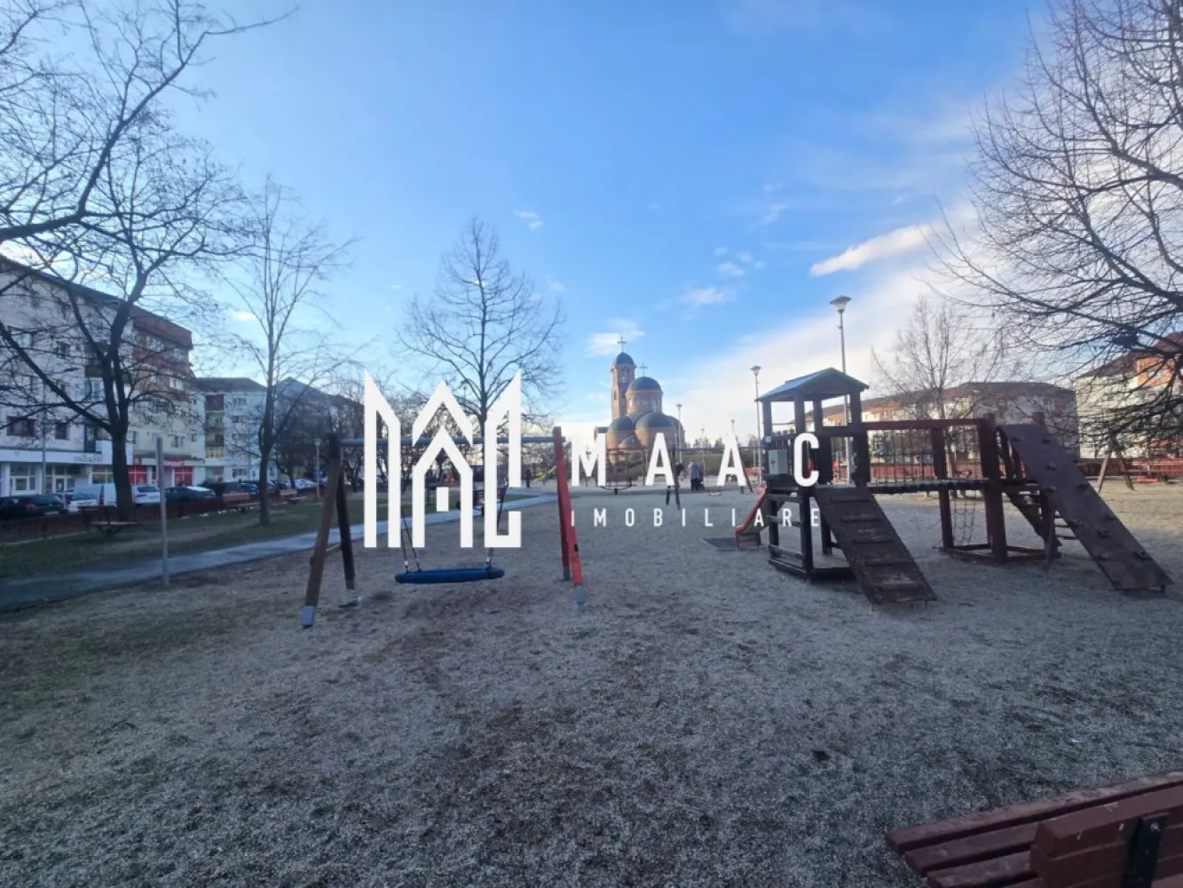 Apartament 4 camere 2 bai zona Strand Parc - MAAC Imobiliare vă propune spre vânzare un apartament cu 4 camere decomandate, situat la etajul 3 într-un imobil din cartierul Ștrand, cu ieșire directă în parc, într-o zonă extrem de apreciată pentru accesibilitate și proximitatea față de punctele de interes urbane. Locuința oferă un spațiu generos și bine organizat, fiind ideală pentru familii care își doresc confort și funcționalitate.

Apartamentul dispune de o compartimentare practică, total decomandată, și beneficiază de finisaje clasice și dotări complete, fiind pregătit pentru mutare imediată.

Compartimentare:
-hol de acces
-bucătărie separată, mobilată și utilată
-living
-3 dormitoare
-2 băi
-balcon închis cu tâmplărie termopan

Proprietatea include și o pivniță, ideală pentru depozitare suplimentară.

Dotări și finisaje:
-centrală termică proprie cu calorifere din fontă
-gresie și faianță
-parchet
-ușă metalică la intrare
-uși de interior
-tâmplărie PVC
-izolație termică exterioară

Avantaje:
-poziție excelentă, cu ieșire directă în parc
-acces facil către magazine, biserică și stații de autobuz
-etaj intermediar 3
-compartimentare total decomandată
-bucătărie separată
-pivniță inclusă
-apartament curat și bine întreținut

Pentru mai multe detalii, vă rugăm să menționați CP2988785 la telefon.
