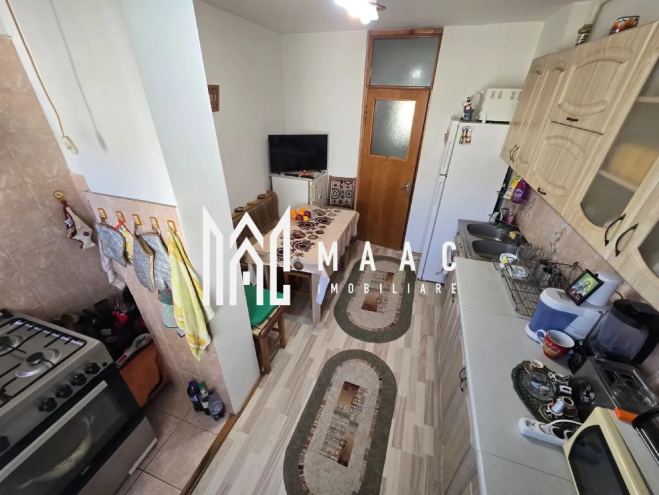 Apartament 4 camere 2 bai zona Strand Parc - MAAC Imobiliare vă propune spre vânzare un apartament cu 4 camere decomandate, situat la etajul 3 într-un imobil din cartierul Ștrand, cu ieșire directă în parc, într-o zonă extrem de apreciată pentru accesibilitate și proximitatea față de punctele de interes urbane. Locuința oferă un spațiu generos și bine organizat, fiind ideală pentru familii care își doresc confort și funcționalitate.

Apartamentul dispune de o compartimentare practică, total decomandată, și beneficiază de finisaje clasice și dotări complete, fiind pregătit pentru mutare imediată.

Compartimentare:
-hol de acces
-bucătărie separată, mobilată și utilată
-living
-3 dormitoare
-2 băi
-balcon închis cu tâmplărie termopan

Proprietatea include și o pivniță, ideală pentru depozitare suplimentară.

Dotări și finisaje:
-centrală termică proprie cu calorifere din fontă
-gresie și faianță
-parchet
-ușă metalică la intrare
-uși de interior
-tâmplărie PVC
-izolație termică exterioară

Avantaje:
-poziție excelentă, cu ieșire directă în parc
-acces facil către magazine, biserică și stații de autobuz
-etaj intermediar 3
-compartimentare total decomandată
-bucătărie separată
-pivniță inclusă
-apartament curat și bine întreținut

Pentru mai multe detalii, vă rugăm să menționați CP2988785 la telefon.