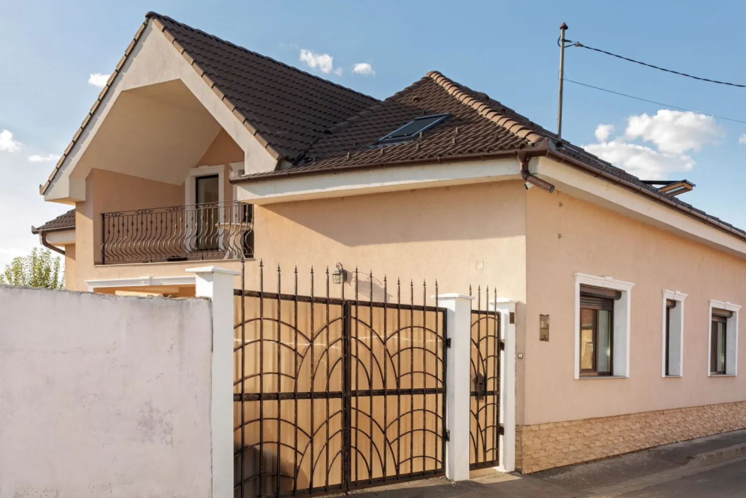 Vilă P+M, Clujului, 190 mp, teren 520 mp, singur în curte. 225 000 E - Vilă, singur in curte, 190 mp utili, 520 mp teren, P+M, Oradea, zona Clujului, strada Coralilor. 225.000 E (negociabil). Comision 0.

Casa este compartimentată astfel:

Parter:
Bucătărie spațioasă cu loc de luat masa, complet mobilată și utilată cu electrocasnice premium.
Living, 2 dormitoare spațioase, 1 birou/dressing, 1 baie, finisate, complet mobilate și utilate.

Mansardă:
3 dormitoare spațioase, living, 1 baie, balcon, finisate, complet mobilate și utilate.

Curtea (370 mp), cu acces auto, placată cu pavaj Gabata, 4 locuri de parcare.
Terasă exterioară (30 mp), acoperită, utilată cu plită pe gaz, plită cu lemne și grătar.

Casa este izolată exterior cu polistiren de 10 cm, pod izolat cu spumă cu celule deschise.
Incălzire cu gaz și centrală proprie pe peleți.