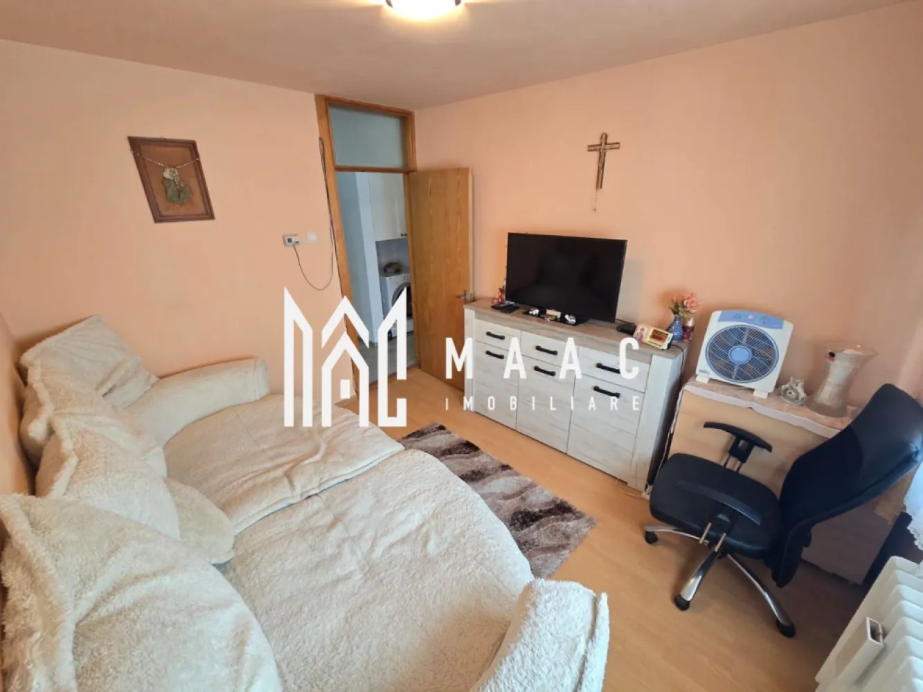 Apartament 4 camere 2 bai zona Strand Parc - MAAC Imobiliare vă propune spre vânzare un apartament cu 4 camere decomandate, situat la etajul 3 într-un imobil din cartierul Ștrand, cu ieșire directă în parc, într-o zonă extrem de apreciată pentru accesibilitate și proximitatea față de punctele de interes urbane. Locuința oferă un spațiu generos și bine organizat, fiind ideală pentru familii care își doresc confort și funcționalitate.

Apartamentul dispune de o compartimentare practică, total decomandată, și beneficiază de finisaje clasice și dotări complete, fiind pregătit pentru mutare imediată.

Compartimentare:
-hol de acces
-bucătărie separată, mobilată și utilată
-living
-3 dormitoare
-2 băi
-balcon închis cu tâmplărie termopan

Proprietatea include și o pivniță, ideală pentru depozitare suplimentară.

Dotări și finisaje:
-centrală termică proprie cu calorifere din fontă
-gresie și faianță
-parchet
-ușă metalică la intrare
-uși de interior
-tâmplărie PVC
-izolație termică exterioară

Avantaje:
-poziție excelentă, cu ieșire directă în parc
-acces facil către magazine, biserică și stații de autobuz
-etaj intermediar 3
-compartimentare total decomandată
-bucătărie separată
-pivniță inclusă
-apartament curat și bine întreținut

Pentru mai multe detalii, vă rugăm să menționați CP2988785 la telefon.