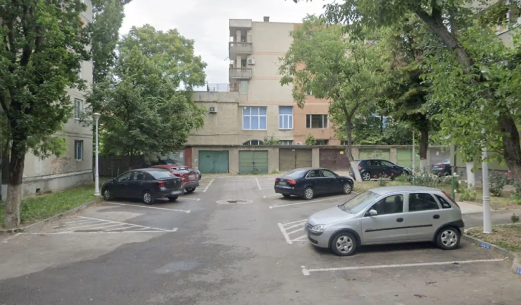 Garaj cu CF, 20 mp, Piata Bucuresti. 12 500 E (neg). Comision 0 - De vanzare: garaj din zidarie, suprafata utila 20 mp, CF propriu, Piata Bucuresti, Oradea. 12 500 Euro. Negociabil. Comision 0.

Dimensiuni aproximative 3,5m / 5,5m, inaltime la usa 1,9 m.