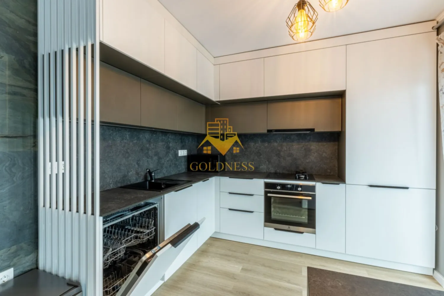 3 camere, modern, bloc nou, terasa,2 parcari, et 14, Zorilor Zona LIDL - GOLDNESS Imobiliare vă propune spre închiriere un apartament cu 3 camere complet mobilat și utilat, la etajul 14 într-un imobil de 15 etaje, în cartierul Zorilor. Apartamentul este compartimentat astfel:
 - dormitor cu pat matrimonial, dressing, noptiere
 - dormitor cu pat matrimonial, dulap pentru haine
 - living cu bucatarie open-space complet utilată, canapea extensibla, loc de servit masa 
 - baie cu cabina de dus, calorifer port prosop inox și dulap pentru depozitare.
 - baie cu cana, calorifer port prosop inox și dulap pentru depozitare.
 - 2 terase de 10 mp.

Imobilul este dotat cu toate cele necesare - centrală proprie, mașină de spălat haine, frigider, plită electrică, hotă, TV, etc. 
Se află în apropierea stațiilor de transport în comun, magazine, restaurante, spații verzi, farmacii, etc. 
Dispune de loc de parcare subterana!