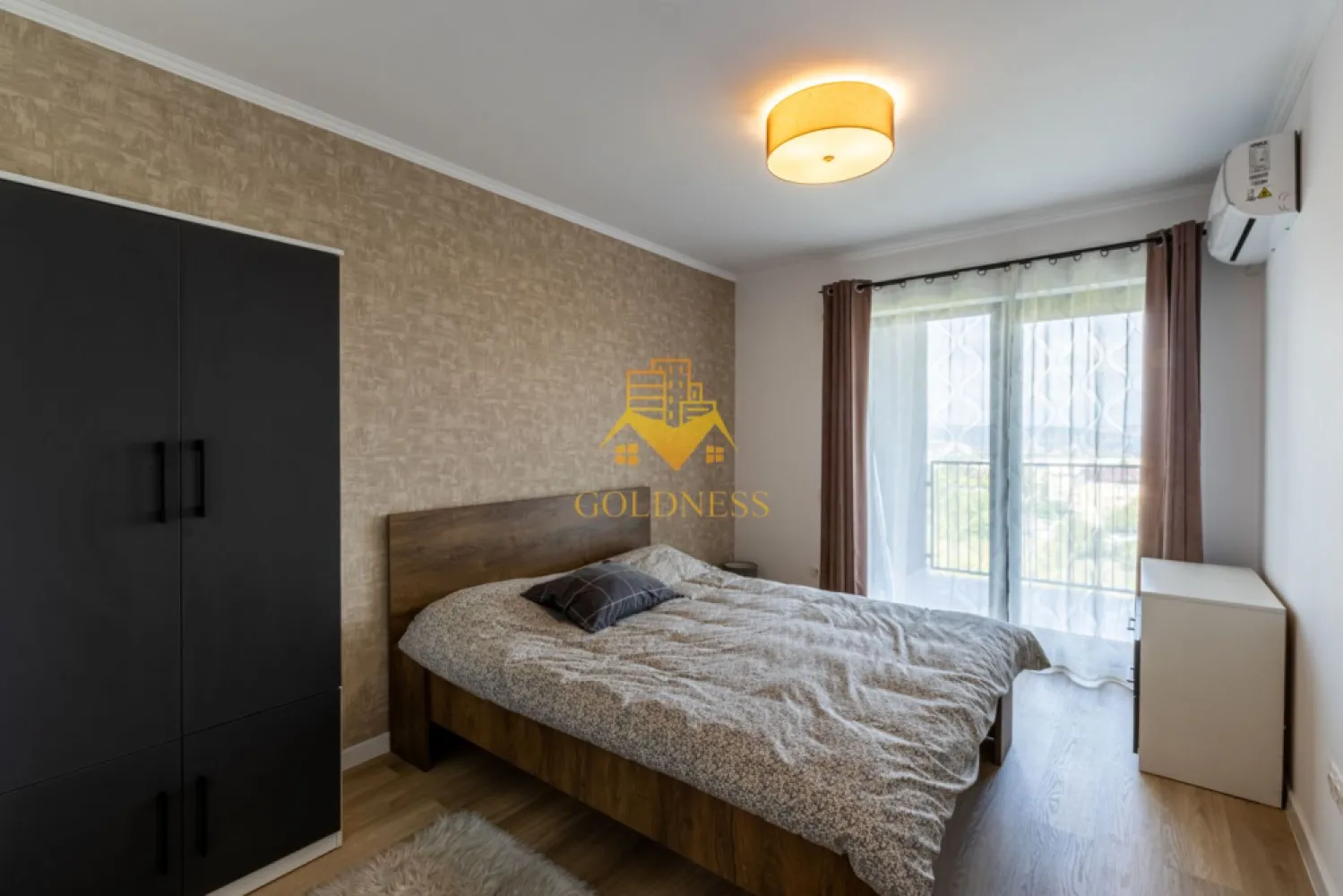 3 camere, modern, bloc nou, terasa,2 parcari, et 14, Zorilor Zona LIDL - GOLDNESS Imobiliare vă propune spre închiriere un apartament cu 3 camere complet mobilat și utilat, la etajul 14 într-un imobil de 15 etaje, în cartierul Zorilor. Apartamentul este compartimentat astfel:
 - dormitor cu pat matrimonial, dressing, noptiere
 - dormitor cu pat matrimonial, dulap pentru haine
 - living cu bucatarie open-space complet utilată, canapea extensibla, loc de servit masa 
 - baie cu cabina de dus, calorifer port prosop inox și dulap pentru depozitare.
 - baie cu cana, calorifer port prosop inox și dulap pentru depozitare.
 - 2 terase de 10 mp.

Imobilul este dotat cu toate cele necesare - centrală proprie, mașină de spălat haine, frigider, plită electrică, hotă, TV, etc. 
Se află în apropierea stațiilor de transport în comun, magazine, restaurante, spații verzi, farmacii, etc. 
Dispune de loc de parcare subterana!