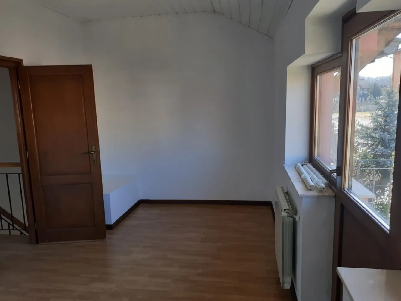 Casa insiruita, 2 dormitoare, garaj, Sanmartin. 120 000 E. Comision 0. - De vanzare: casa insiruita in Sanmartin, 2 dormitoare, garaj, loc de parcare, gradina. 120 000 E. Comision 0.

Casa este disponibila imediat, posibilitate emitere factura. Casa detine si o mica gradina, un spatiu verde. 

Este compartimentata astfel:
Demisol: garaj, loc pentru bucatarie (sau depozitare), baie.
Parter: living, bucatarie.
Etaj: 2 dormitoare, baie.

Incalzire cu centrala electrica, posibilitate montare centrala gaz. Necesita renovare finisaje.