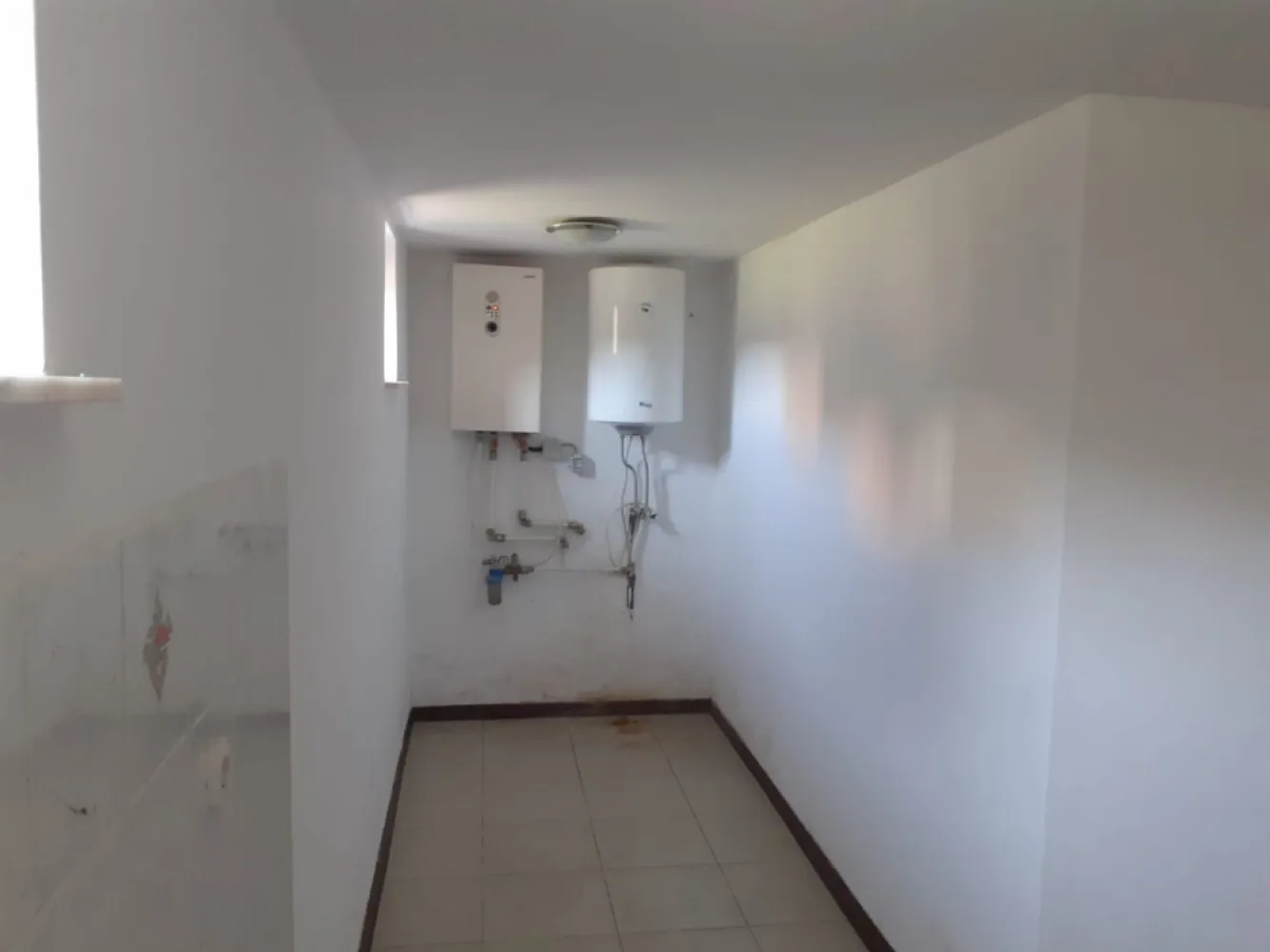 Casa insiruita, 2 dormitoare, garaj, Sanmartin. 120 000 E. Comision 0. - De vanzare: casa insiruita in Sanmartin, 2 dormitoare, garaj, loc de parcare, gradina. 120 000 E. Comision 0.

Casa este disponibila imediat, posibilitate emitere factura. Casa detine si o mica gradina, un spatiu verde. 

Este compartimentata astfel:
Demisol: garaj, loc pentru bucatarie (sau depozitare), baie.
Parter: living, bucatarie.
Etaj: 2 dormitoare, baie.

Incalzire cu centrala electrica, posibilitate montare centrala gaz. Necesita renovare finisaje.