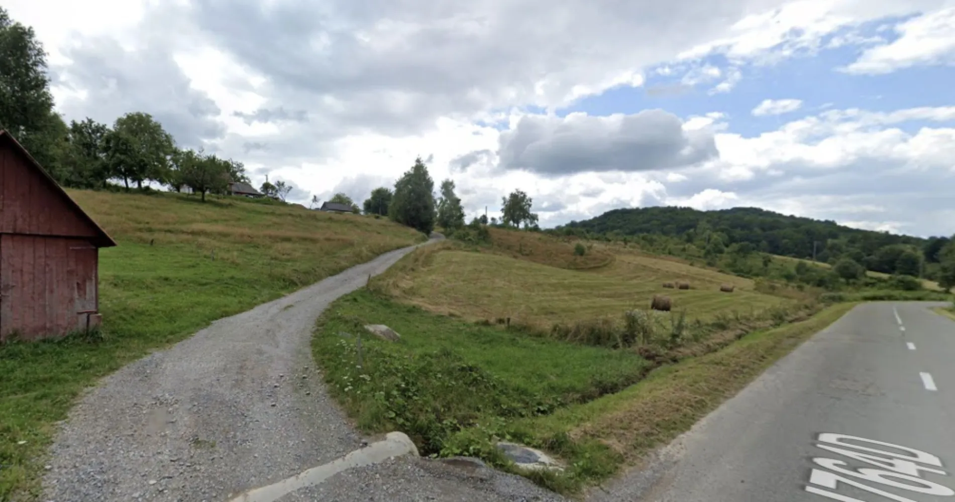 Teren intravilan Rosia, 12 000 mp, cu proiect aprobat. Comision 0. - De vânzare în exclusivitate: Teren intravilan, 12.000 mp, situat în Comuna Roșia, județul Bihor. Preț: 49.000 Euro (negociabil). Comision 0.

Proprietatea este amplasată pe un teren în ușoară pantă, oferind o panoramă impresionantă. În preț este inclus și un proiect imobiliar deja dezvoltat (pensiune + case de vacanță), evaluat la aproximativ 8.000 de euro, iar casa de vacanță are deja autorizație de construcție.

Terenul se află pe marginea drumului județean DJ764 D, între satele Damiș și Roșia, având un front stradal generos de 60 metri liniari.

Utilități disponibile:
•⁠ ⁠Curent electric
•⁠ ⁠Apă curentă