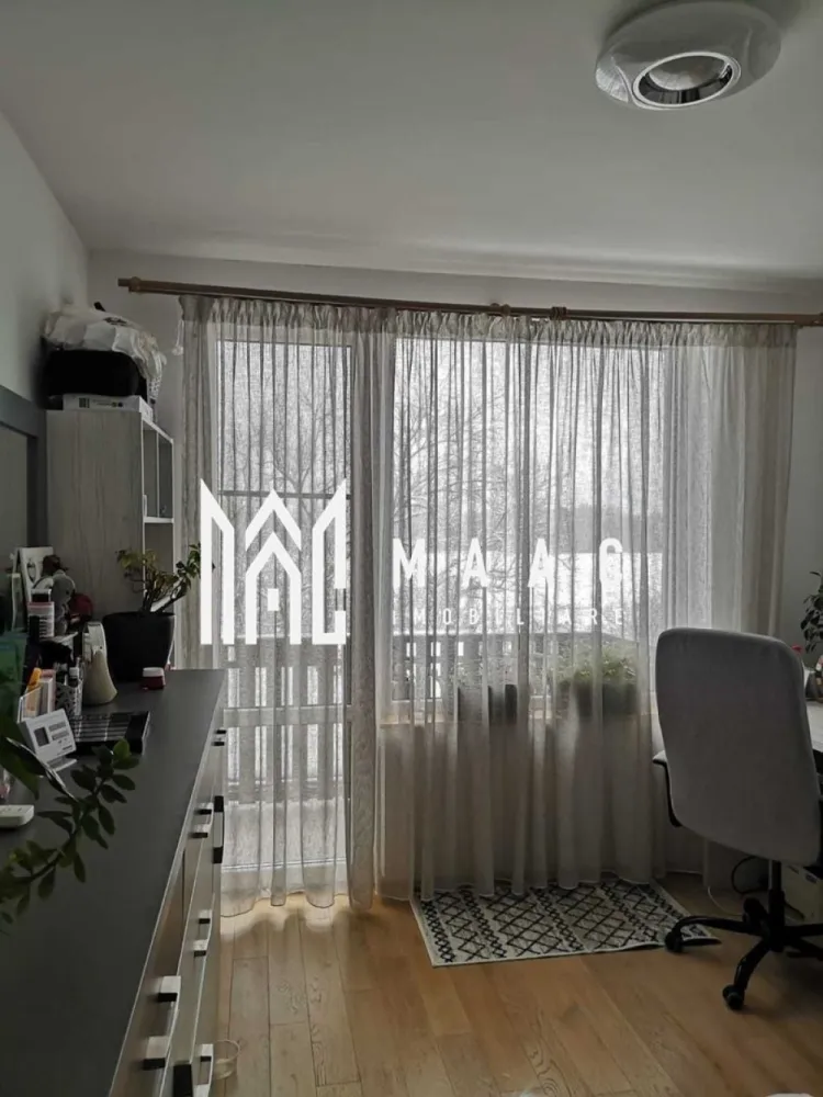 Casa 4 Camere I Duplex I Curte I Parcare I Arhitectilor - Se oferă spre vânzare o casă modernă, eficient compartimentată, ideală pentru o familie care își dorește confort, intimitate și un spațiu bine organizat.

Suprafață și compartimentare:
suprafață utilă: 80 mp
regim de înălțime: Parter + Etaj

Parter:
living cu bucătărie open-space
baie cu geam de aerisire
debara
casa scării

Etaj:
3 dormitoare (2 cu acces la balcon și vedere panoramică spre munți)
baie spațioasă cu cadă și geam mare
dressing
hol cu acces către toate încăperile

Exterior:
curte amenajată de 70 mp
pavaj + zonă verde
magazie din lemn (~15 mp), acoperită cu țiglă metalică
spațiu ideal pentru relaxare și servirea mesei
2 locuri de parcare (în curte și lateralul casei)

Finisaje și dotări premium:
centrală termică proprie pe gaz
încălzire în pardoseală cu termostate în fiecare cameră
aer condiționat la etaj
parchet dublu stratificat și gresie
băi complet finisate cu faianță și obiecte sanitare
instalații electrice complete (prize, întrerupătoare, corpuri iluminat)

Bucătărie:
mobilier realizat pe comandă din MDF vopsit
electrocasnice încorporate:
plită pe inducție
cuptor electric
mașină de spălat vase
hotă

Alte avantaje:
posibilitate de predare complet mobilată
compartimentare ideală pentru familie
priveliște frumoasă și zonă liniștita

 Locuință modernă, pregătită pentru mutare
 Spațiu exterior ideal pentru relaxare
Confort ridicat și eficiență energetică

PEntru informati si vizionari: CP2994672