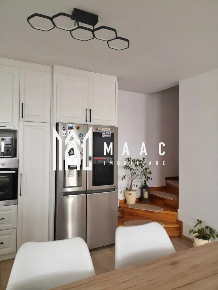 Casa 4 Camere I Duplex I Curte I Parcare I Arhitectilor - Se oferă spre vânzare o casă modernă, eficient compartimentată, ideală pentru o familie care își dorește confort, intimitate și un spațiu bine organizat.

Suprafață și compartimentare:
suprafață utilă: 80 mp
regim de înălțime: Parter + Etaj

Parter:
living cu bucătărie open-space
baie cu geam de aerisire
debara
casa scării

Etaj:
3 dormitoare (2 cu acces la balcon și vedere panoramică spre munți)
baie spațioasă cu cadă și geam mare
dressing
hol cu acces către toate încăperile

Exterior:
curte amenajată de 70 mp
pavaj + zonă verde
magazie din lemn (~15 mp), acoperită cu țiglă metalică
spațiu ideal pentru relaxare și servirea mesei
2 locuri de parcare (în curte și lateralul casei)

Finisaje și dotări premium:
centrală termică proprie pe gaz
încălzire în pardoseală cu termostate în fiecare cameră
aer condiționat la etaj
parchet dublu stratificat și gresie
băi complet finisate cu faianță și obiecte sanitare
instalații electrice complete (prize, întrerupătoare, corpuri iluminat)

Bucătărie:
mobilier realizat pe comandă din MDF vopsit
electrocasnice încorporate:
plită pe inducție
cuptor electric
mașină de spălat vase
hotă

Alte avantaje:
posibilitate de predare complet mobilată
compartimentare ideală pentru familie
priveliște frumoasă și zonă liniștita

 Locuință modernă, pregătită pentru mutare
 Spațiu exterior ideal pentru relaxare
Confort ridicat și eficiență energetică

PEntru informati si vizionari: CP2994672