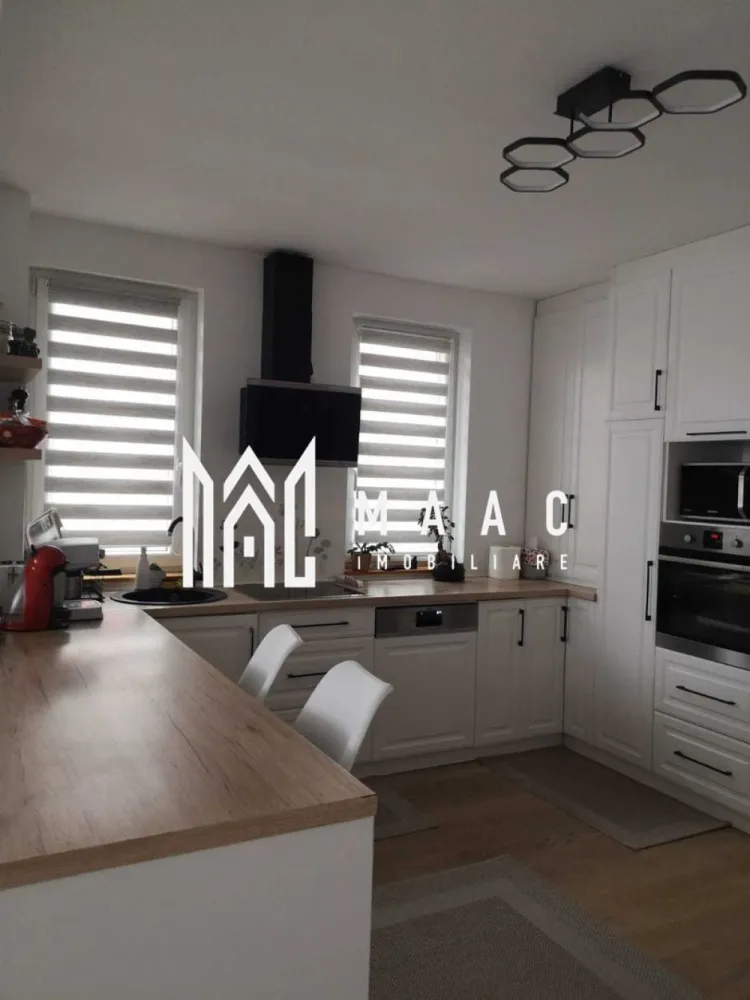 Casa 4 Camere I Duplex I Curte I Parcare I Arhitectilor - Se oferă spre vânzare o casă modernă, eficient compartimentată, ideală pentru o familie care își dorește confort, intimitate și un spațiu bine organizat.

Suprafață și compartimentare:
suprafață utilă: 80 mp
regim de înălțime: Parter + Etaj

Parter:
living cu bucătărie open-space
baie cu geam de aerisire
debara
casa scării

Etaj:
3 dormitoare (2 cu acces la balcon și vedere panoramică spre munți)
baie spațioasă cu cadă și geam mare
dressing
hol cu acces către toate încăperile

Exterior:
curte amenajată de 70 mp
pavaj + zonă verde
magazie din lemn (~15 mp), acoperită cu țiglă metalică
spațiu ideal pentru relaxare și servirea mesei
2 locuri de parcare (în curte și lateralul casei)

Finisaje și dotări premium:
centrală termică proprie pe gaz
încălzire în pardoseală cu termostate în fiecare cameră
aer condiționat la etaj
parchet dublu stratificat și gresie
băi complet finisate cu faianță și obiecte sanitare
instalații electrice complete (prize, întrerupătoare, corpuri iluminat)

Bucătărie:
mobilier realizat pe comandă din MDF vopsit
electrocasnice încorporate:
plită pe inducție
cuptor electric
mașină de spălat vase
hotă

Alte avantaje:
posibilitate de predare complet mobilată
compartimentare ideală pentru familie
priveliște frumoasă și zonă liniștita

 Locuință modernă, pregătită pentru mutare
 Spațiu exterior ideal pentru relaxare
Confort ridicat și eficiență energetică

PEntru informati si vizionari: CP2994672