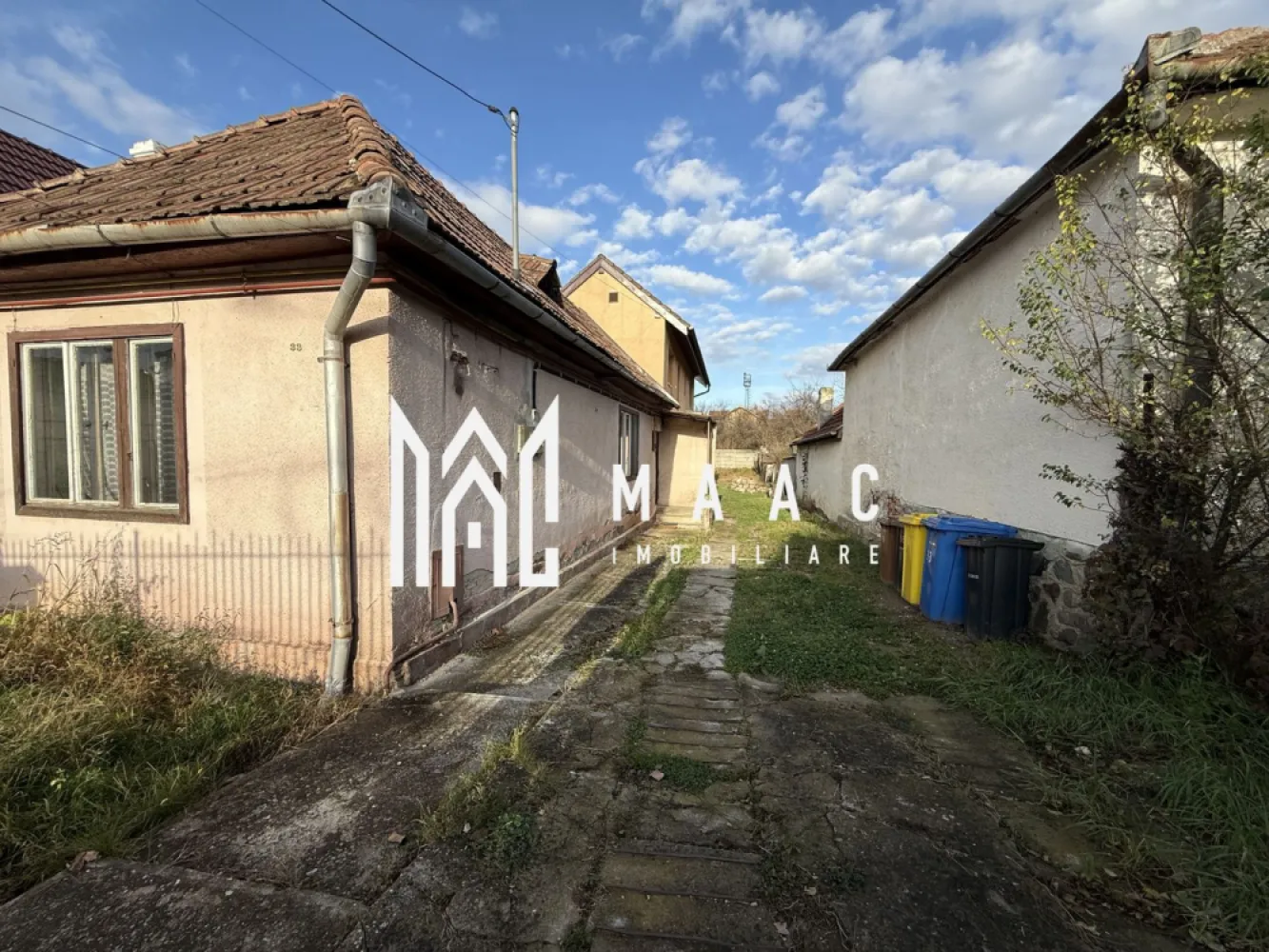 Casa tip Duplex | 2 camere | 48 MPU | Trei Stejari - 1. Localizare și context
MAAC Imobiliare va prezinta o proprietate situată în zona Trei Stejari aproape de Promenada Mall și toate facilitățile urbane.

Stare imobil:
Imobilul necesită renovare totală, oferind oportunitatea de reconfigurare completă în funcție de preferințele viitorului proprietar.
Compartimentarea actuală permite modificări.

Compartimentare existenta:
Două camere nedecomandate
Hol de intrare
Cămară pentru depozitare
Pivniță cu spațiu suplimentar de depozitare.

Suprafețe interioare:
Cameră principală cu suprafață de 20.70 mp.
A doua camerăde 18.60 mp
Antreu cu suprafața de 6 mp.
Cămară cu suprafața de 2.55 mp.

Teren și împărțire:
Suprafața totală a proprietății este de 466 mp, din care revine o cotă de jumătate.

Avantaje ale zonei:
Proximitate imediată față de Promenada Mall, acces rapid la transport public, școli, servicii și alte zone centrale.

Pentru mai multe detalii precizati telefonic ca ati vazut anuntul cu ID: CP2822152