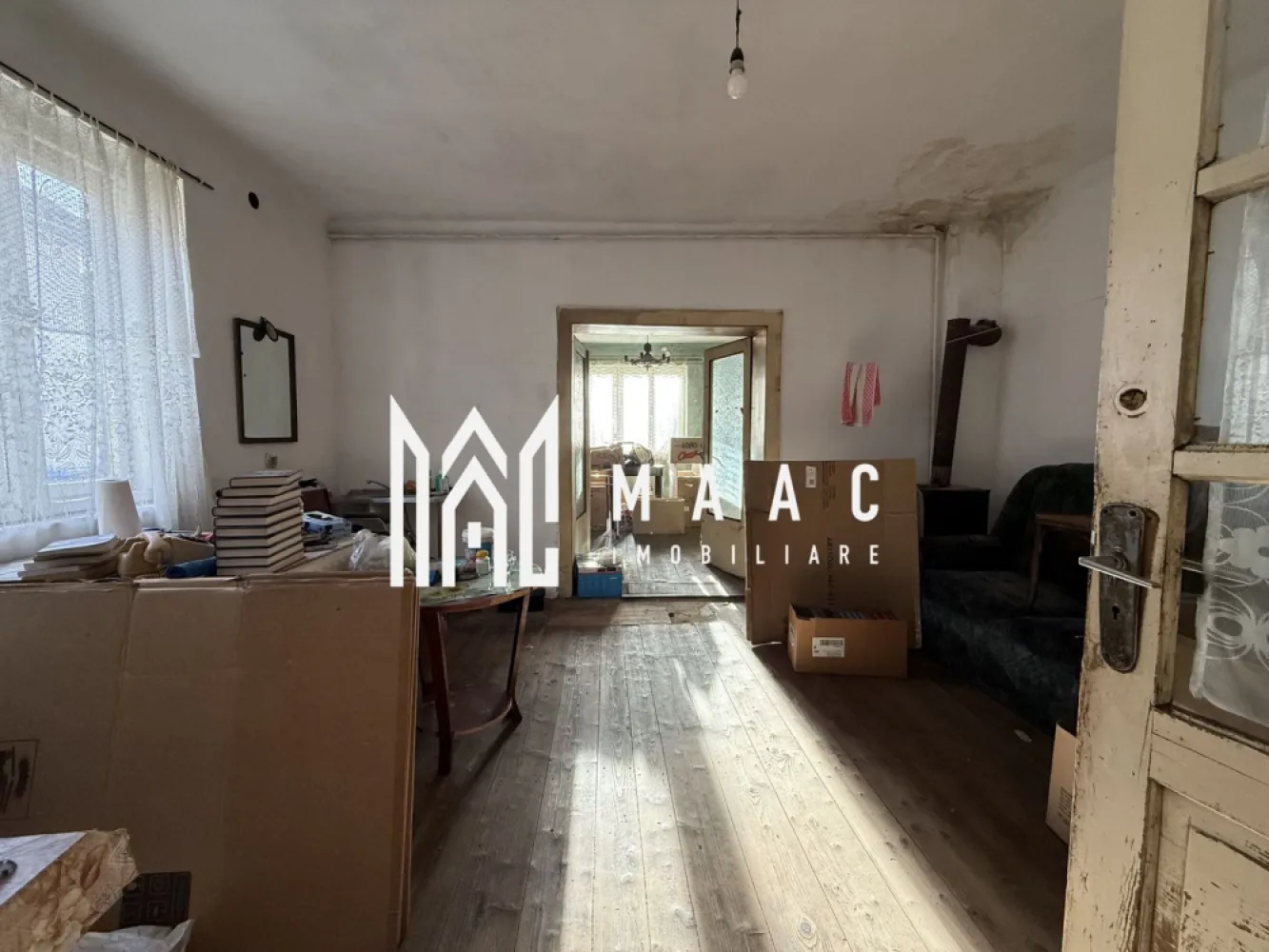 Casa tip Duplex | 2 camere | 48 MPU | Trei Stejari - 1. Localizare și context
MAAC Imobiliare va prezinta o proprietate situată în zona Trei Stejari aproape de Promenada Mall și toate facilitățile urbane.

Stare imobil:
Imobilul necesită renovare totală, oferind oportunitatea de reconfigurare completă în funcție de preferințele viitorului proprietar.
Compartimentarea actuală permite modificări.

Compartimentare existenta:
Două camere nedecomandate
Hol de intrare
Cămară pentru depozitare
Pivniță cu spațiu suplimentar de depozitare.

Suprafețe interioare:
Cameră principală cu suprafață de 20.70 mp.
A doua camerăde 18.60 mp
Antreu cu suprafața de 6 mp.
Cămară cu suprafața de 2.55 mp.

Teren și împărțire:
Suprafața totală a proprietății este de 466 mp, din care revine o cotă de jumătate.

Avantaje ale zonei:
Proximitate imediată față de Promenada Mall, acces rapid la transport public, școli, servicii și alte zone centrale.

Pentru mai multe detalii precizati telefonic ca ati vazut anuntul cu ID: CP2822152