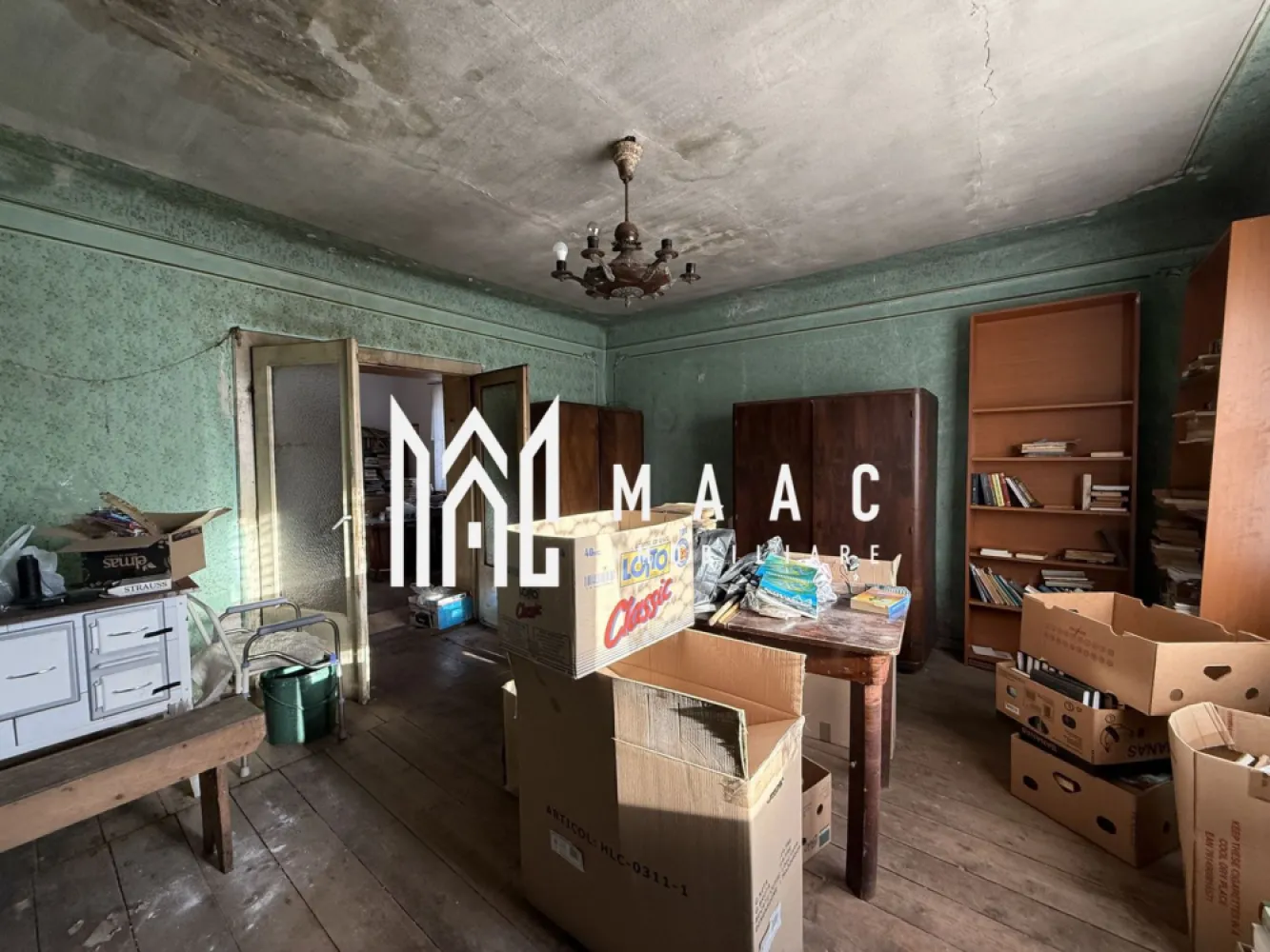Casa tip Duplex | 2 camere | 48 MPU | Trei Stejari - 1. Localizare și context
MAAC Imobiliare va prezinta o proprietate situată în zona Trei Stejari aproape de Promenada Mall și toate facilitățile urbane.

Stare imobil:
Imobilul necesită renovare totală, oferind oportunitatea de reconfigurare completă în funcție de preferințele viitorului proprietar.
Compartimentarea actuală permite modificări.

Compartimentare existenta:
Două camere nedecomandate
Hol de intrare
Cămară pentru depozitare
Pivniță cu spațiu suplimentar de depozitare.

Suprafețe interioare:
Cameră principală cu suprafață de 20.70 mp.
A doua camerăde 18.60 mp
Antreu cu suprafața de 6 mp.
Cămară cu suprafața de 2.55 mp.

Teren și împărțire:
Suprafața totală a proprietății este de 466 mp, din care revine o cotă de jumătate.

Avantaje ale zonei:
Proximitate imediată față de Promenada Mall, acces rapid la transport public, școli, servicii și alte zone centrale.

Pentru mai multe detalii precizati telefonic ca ati vazut anuntul cu ID: CP2822152