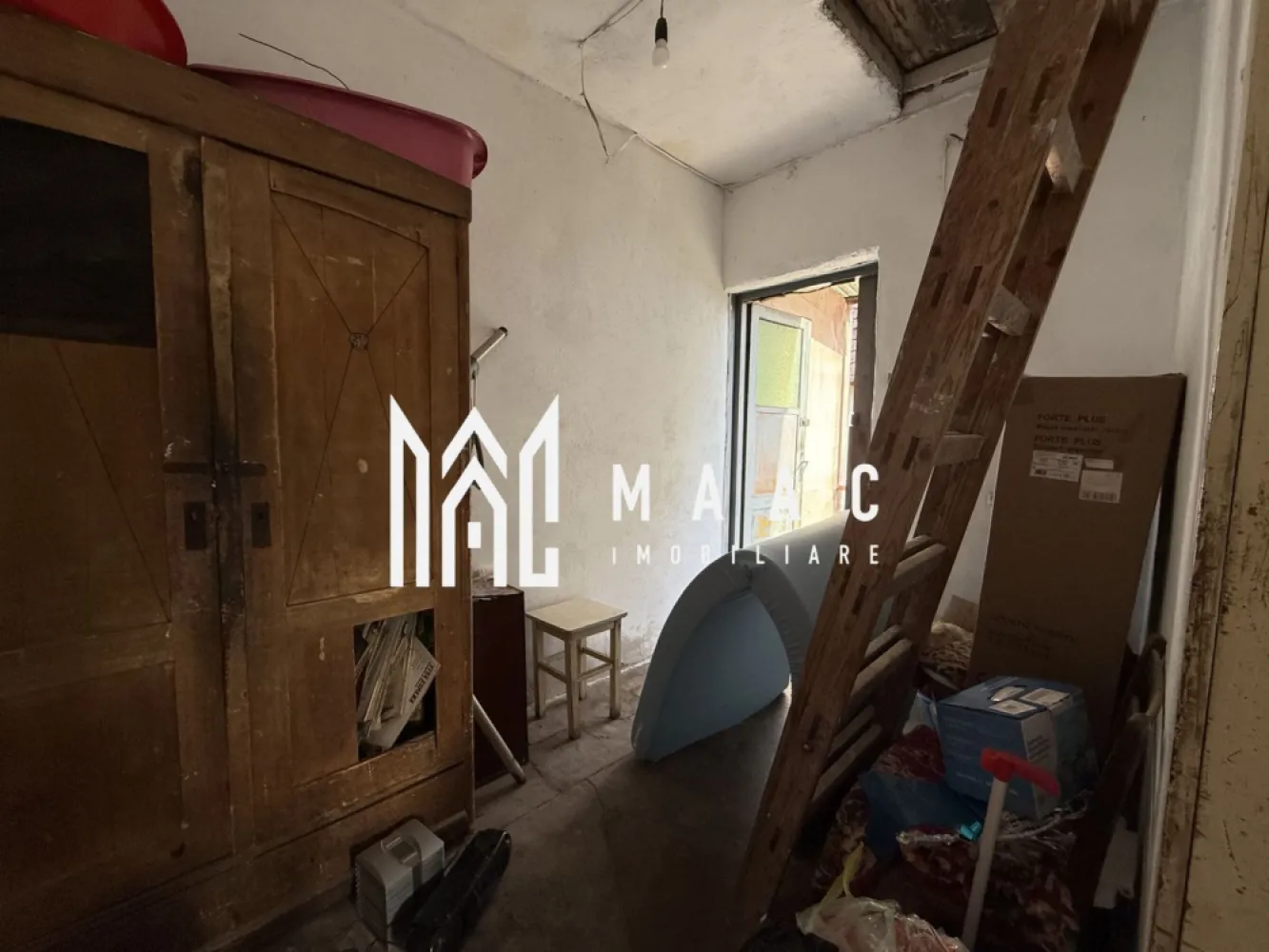 Casa tip Duplex | 2 camere | 48 MPU | Trei Stejari - 1. Localizare și context
MAAC Imobiliare va prezinta o proprietate situată în zona Trei Stejari aproape de Promenada Mall și toate facilitățile urbane.

Stare imobil:
Imobilul necesită renovare totală, oferind oportunitatea de reconfigurare completă în funcție de preferințele viitorului proprietar.
Compartimentarea actuală permite modificări.

Compartimentare existenta:
Două camere nedecomandate
Hol de intrare
Cămară pentru depozitare
Pivniță cu spațiu suplimentar de depozitare.

Suprafețe interioare:
Cameră principală cu suprafață de 20.70 mp.
A doua camerăde 18.60 mp
Antreu cu suprafața de 6 mp.
Cămară cu suprafața de 2.55 mp.

Teren și împărțire:
Suprafața totală a proprietății este de 466 mp, din care revine o cotă de jumătate.

Avantaje ale zonei:
Proximitate imediată față de Promenada Mall, acces rapid la transport public, școli, servicii și alte zone centrale.

Pentru mai multe detalii precizati telefonic ca ati vazut anuntul cu ID: CP2822152