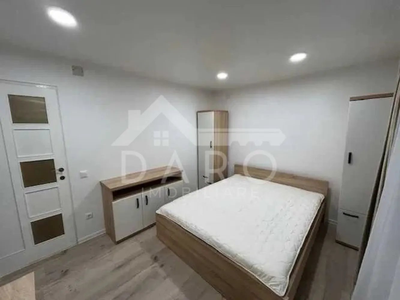 🌿 Închiriere apartament nou renovat, 2 dormitoare, aproape de UMF - 🏡 Închiriez apartament complet renovat – 2 dormitoare decomandate, zona Busuiocului, Târgu Mureș

📍 Strada Busuiocului nr. 2, într-un cartier tip parc, liniștit, cu multă verdeață, la doar 15-20 minute de mers pe jos de UMF și Căminele Studențești Cornisa.

✨ Detalii apartament:
• 2 dormitoare, ambele cu paturi duble și birouri
• Bucătărie spațioasă, baie și balcon foarte mare
• Renovat recent, totul nou
• Centrala termică proprie, geamuri termopan, TV, aragaz, frigider, cuptor microunde, mașină de spălat, aspirator etc.
• Posibilitate de adaptare a mobilierului în funcție de cerințele chiriașului

🔑 Disponibil imediat, se poate viziona oricând.
💰 Preț chirie: 450 € / lună
📞 Telefon: 0749 535 729

🏠 DARO Imobiliare – confort, liniște și proximitate în Târgu Mureș

REFA PROMOVAREA