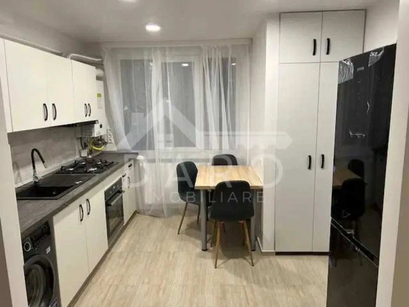 🌿 Închiriere apartament nou renovat, 2 dormitoare, aproape de UMF - 🏡 Închiriez apartament complet renovat – 2 dormitoare decomandate, zona Busuiocului, Târgu Mureș

📍 Strada Busuiocului nr. 2, într-un cartier tip parc, liniștit, cu multă verdeață, la doar 15-20 minute de mers pe jos de UMF și Căminele Studențești Cornisa.

✨ Detalii apartament:
• 2 dormitoare, ambele cu paturi duble și birouri
• Bucătărie spațioasă, baie și balcon foarte mare
• Renovat recent, totul nou
• Centrala termică proprie, geamuri termopan, TV, aragaz, frigider, cuptor microunde, mașină de spălat, aspirator etc.
• Posibilitate de adaptare a mobilierului în funcție de cerințele chiriașului

🔑 Disponibil imediat, se poate viziona oricând.
💰 Preț chirie: 450 € / lună
📞 Telefon: 0749 535 729

🏠 DARO Imobiliare – confort, liniște și proximitate în Târgu Mureș

REFA PROMOVAREA