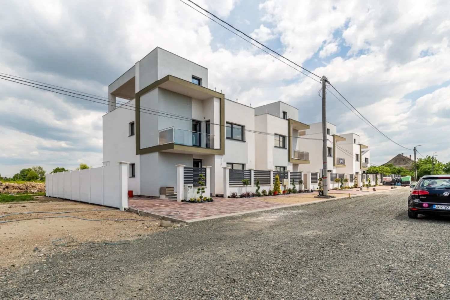 Casă nouă 2025 cu terasă rooftop – 5 camere, design modern, în Gai - Vă propunem spre achiziție o casă modernă, finalizată în 2025, ideală pentru o familie care își dorește confort, funcționalitate și un stil de viață contemporan. Amplasată în cartierul Gai, într-o zonă în plină dezvoltare, proprietatea se remarcă prin arhitectura sa modernă și prin facilitățile premium pe care le oferă.

Preț: 260.000 € (TVA inclus) | COMISION 0%
Contact: Sebastian Nica – 0722 252 639

Detalii proprietate:
Suprafață teren: 222 mp
Configurație: 5 camere
Dormitoare: 4
Băi: 3
An construcție: 2025 (casă nouă, neutilizată)
Terasa circulabilă tip rooftop – ideală pentru relaxare, hobby-uri sau amenajări outdoor moderne
Curte cu întreținere ușoară, perfectă pentru familii ocupate sau pentru amenajări personalizate

Dotări și beneficii:
Centrală proprie + încălzire în pardoseală pentru confort sporit
Compartimentare ergonomică, gândită pentru familii cu copii
Design modern, linii curate și finisaje contemporane
Zonă în expansiune, cu imobile noi în vecinătate – fără case vechi
Ideală atât pentru locuință personală, cât și pentru investiție pe termen lung
Acces rapid către principalele zone ale orașului

Pentru detalii și vizionare:
Sebastian Nica – 0722 252 639

Nu dispui de toată suma? Te ajutăm noi gratuit! Îți obținem oferte de la 16 bănci.

Ai o proprietate de vânzare în Arad și vrei să știi cât valorează cu adevărat?
Sună-mă pentru o evaluare gratuită, fără obligații.

Birou: ACASĂ | Agenție imobiliară Arad
Bulevardul Decebal 2, Arad 310133