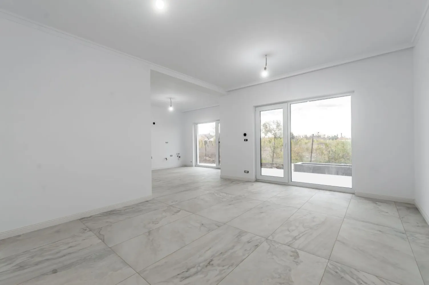Casă nouă 2025 cu terasă rooftop – 5 camere, design modern, în Gai - Vă propunem spre achiziție o casă modernă, finalizată în 2025, ideală pentru o familie care își dorește confort, funcționalitate și un stil de viață contemporan. Amplasată în cartierul Gai, într-o zonă în plină dezvoltare, proprietatea se remarcă prin arhitectura sa modernă și prin facilitățile premium pe care le oferă.

Preț: 260.000 € (TVA inclus) | COMISION 0%
Contact: Sebastian Nica – 0722 252 639

Detalii proprietate:
Suprafață teren: 222 mp
Configurație: 5 camere
Dormitoare: 4
Băi: 3
An construcție: 2025 (casă nouă, neutilizată)
Terasa circulabilă tip rooftop – ideală pentru relaxare, hobby-uri sau amenajări outdoor moderne
Curte cu întreținere ușoară, perfectă pentru familii ocupate sau pentru amenajări personalizate

Dotări și beneficii:
Centrală proprie + încălzire în pardoseală pentru confort sporit
Compartimentare ergonomică, gândită pentru familii cu copii
Design modern, linii curate și finisaje contemporane
Zonă în expansiune, cu imobile noi în vecinătate – fără case vechi
Ideală atât pentru locuință personală, cât și pentru investiție pe termen lung
Acces rapid către principalele zone ale orașului

Pentru detalii și vizionare:
Sebastian Nica – 0722 252 639

Nu dispui de toată suma? Te ajutăm noi gratuit! Îți obținem oferte de la 16 bănci.

Ai o proprietate de vânzare în Arad și vrei să știi cât valorează cu adevărat?
Sună-mă pentru o evaluare gratuită, fără obligații.

Birou: ACASĂ | Agenție imobiliară Arad
Bulevardul Decebal 2, Arad 310133