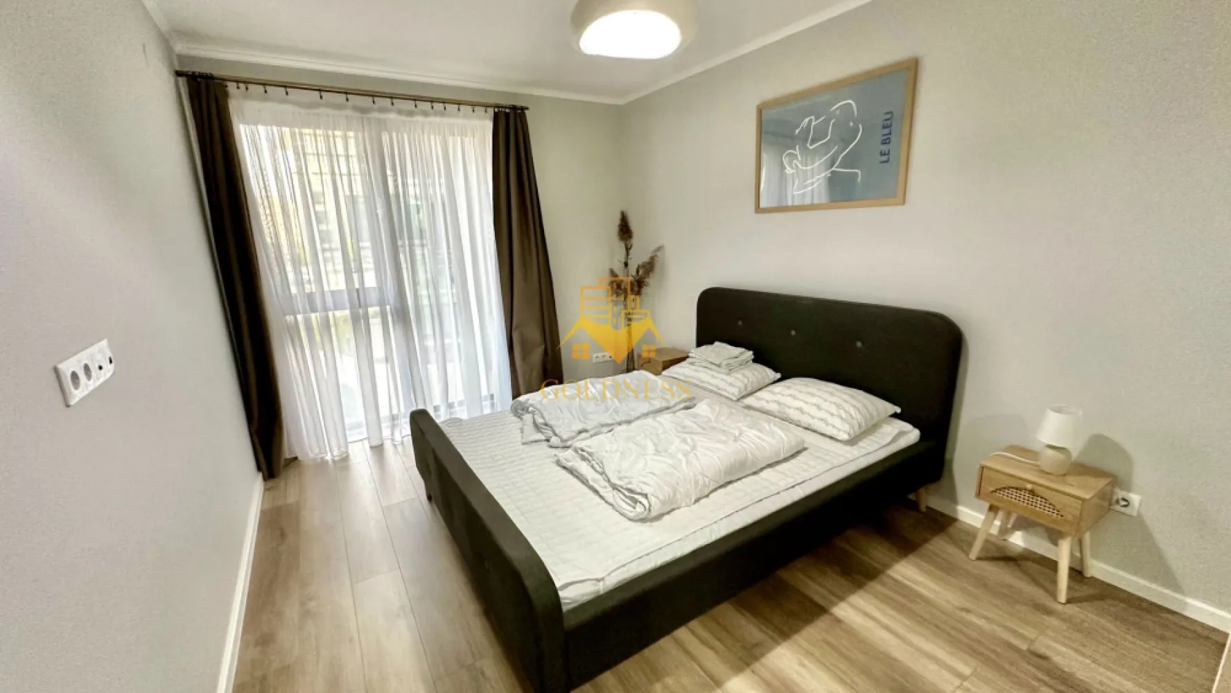 2 camere, Marasti, The Nest, The Office, 21 Dec, Prima inchiriere - GOLDNESS Imobiliare vă propune spre închiriere un apartament cu 2 camere complet mobilat și utilat, la etajul 1 într-un imobil de 6 etaje, în Cartierul Marasti zona The Office.
Dispune de loc de parcare subteran!
Se află în apropierea stațiilor de transport în comun, magazine, restaurante, spații verzi, farmacii, etc. 

Apartamentul este compartimentat astfel:
 - dormitor cu pat matrimonial, dressing, noptiere
 - living cu canapea extensibilă 
 - bucătărie open space complet utilată și mobilată, loc de servit masa 
 - baie cu dus walkin, calorifer port prosop și dulap pentru depozitare.
 - terasa de 8 mp.

Imobilul este dotat cu toate cele necesare- centrală proprie cu încălzire prin pardoseala, frigider, aragaz, hotă, mașină de spălat haine și vase, AC etc. 

Dacă sunteți interesați de acest apartament și doriți să îl vizionați, dar și pentru alte oferte nu ezitați să ne contactați telefonic sau prin e-mail. Vă stăm la dispoziție!
Pentru intermediere se percepe un comision de 50% din prețul chiriei!