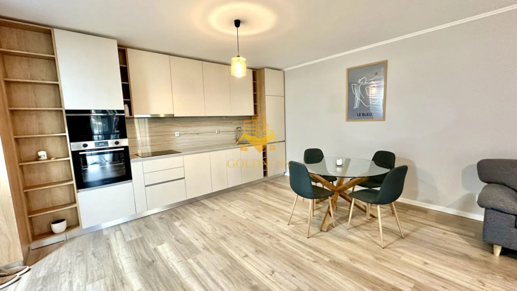2 camere, Marasti, The Nest, The Office, 21 Dec, Prima inchiriere - GOLDNESS Imobiliare vă propune spre închiriere un apartament cu 2 camere complet mobilat și utilat, la etajul 1 într-un imobil de 6 etaje, în Cartierul Marasti zona The Office.
Dispune de loc de parcare subteran!
Se află în apropierea stațiilor de transport în comun, magazine, restaurante, spații verzi, farmacii, etc. 

Apartamentul este compartimentat astfel:
 - dormitor cu pat matrimonial, dressing, noptiere
 - living cu canapea extensibilă 
 - bucătărie open space complet utilată și mobilată, loc de servit masa 
 - baie cu dus walkin, calorifer port prosop și dulap pentru depozitare.
 - terasa de 8 mp.

Imobilul este dotat cu toate cele necesare- centrală proprie cu încălzire prin pardoseala, frigider, aragaz, hotă, mașină de spălat haine și vase, AC etc. 

Dacă sunteți interesați de acest apartament și doriți să îl vizionați, dar și pentru alte oferte nu ezitați să ne contactați telefonic sau prin e-mail. Vă stăm la dispoziție!
Pentru intermediere se percepe un comision de 50% din prețul chiriei!