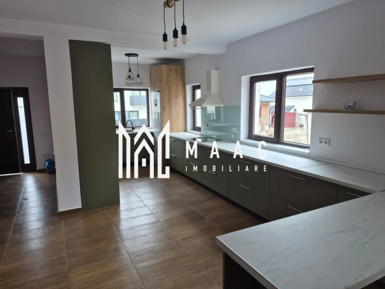 Duplex 4 camere I Mobilat I Calea Cisnadiei - MAAC Imobiliare vă propune spre vânzare un duplex amplasat într-o zonă în plină expansiune, lângă Casa de Apă, pe Calea Cisnădiei, o locație în continuă dezvoltare, potrivită pentru locuire modernă și confortabilă.

Imobilul este dispus pe două niveluri și beneficiază de o compartimentare practică și eficientă:
-Parter înalt: living cu bucătărie open space și zonă de luat masa, hol de acces, grup sanitar, casa scării
-Etaj: 2 dormitoare, birou/dressing, baie generoasă, hol, casa scării, balcon la dormitorul mic

Proprietatea se predă parțial mobilată, oferind posibilitatea personalizării în funcție de preferințele viitorilor proprietari.

Finisajele de calitate și designul interior plăcut creează o atmosferă calmă și relaxantă, potrivită pentru un stil de viață echilibrat.

Imobilul este situat într-un ansamblu de construcții noi, într-o zonă aflată în dezvoltare, strada fiind în curs de asfaltare, ceea ce adaugă valoare pe termen mediu și lung.

Pentru mai multe detalii, vă rugăm să menționați telefonic că ați văzut anunțul cu CP2987024