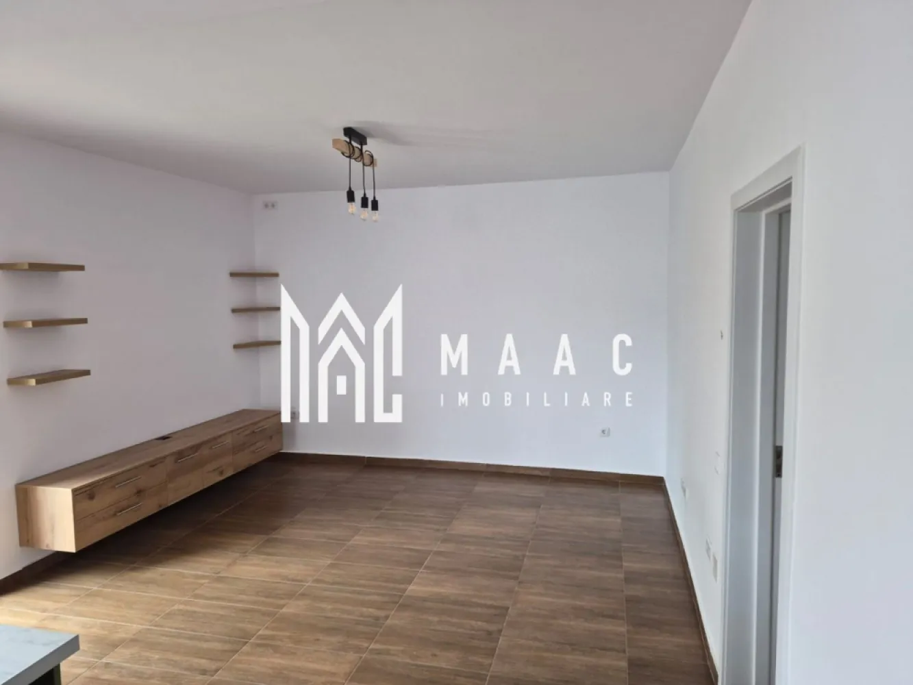 Duplex 4 camere I Mobilat I Calea Cisnadiei - MAAC Imobiliare vă propune spre vânzare un duplex amplasat într-o zonă în plină expansiune, lângă Casa de Apă, pe Calea Cisnădiei, o locație în continuă dezvoltare, potrivită pentru locuire modernă și confortabilă.

Imobilul este dispus pe două niveluri și beneficiază de o compartimentare practică și eficientă:
-Parter înalt: living cu bucătărie open space și zonă de luat masa, hol de acces, grup sanitar, casa scării
-Etaj: 2 dormitoare, birou/dressing, baie generoasă, hol, casa scării, balcon la dormitorul mic

Proprietatea se predă parțial mobilată, oferind posibilitatea personalizării în funcție de preferințele viitorilor proprietari.

Finisajele de calitate și designul interior plăcut creează o atmosferă calmă și relaxantă, potrivită pentru un stil de viață echilibrat.

Imobilul este situat într-un ansamblu de construcții noi, într-o zonă aflată în dezvoltare, strada fiind în curs de asfaltare, ceea ce adaugă valoare pe termen mediu și lung.

Pentru mai multe detalii, vă rugăm să menționați telefonic că ați văzut anunțul cu CP2987024
