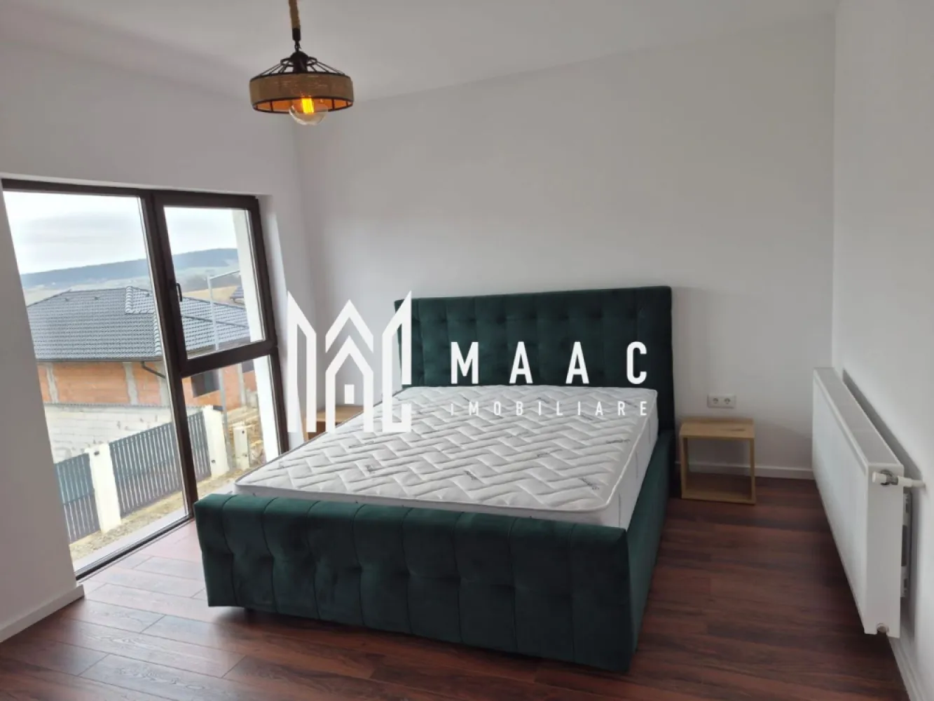 Duplex 4 camere I Mobilat I Calea Cisnadiei - MAAC Imobiliare vă propune spre vânzare un duplex amplasat într-o zonă în plină expansiune, lângă Casa de Apă, pe Calea Cisnădiei, o locație în continuă dezvoltare, potrivită pentru locuire modernă și confortabilă.

Imobilul este dispus pe două niveluri și beneficiază de o compartimentare practică și eficientă:
-Parter înalt: living cu bucătărie open space și zonă de luat masa, hol de acces, grup sanitar, casa scării
-Etaj: 2 dormitoare, birou/dressing, baie generoasă, hol, casa scării, balcon la dormitorul mic

Proprietatea se predă parțial mobilată, oferind posibilitatea personalizării în funcție de preferințele viitorilor proprietari.

Finisajele de calitate și designul interior plăcut creează o atmosferă calmă și relaxantă, potrivită pentru un stil de viață echilibrat.

Imobilul este situat într-un ansamblu de construcții noi, într-o zonă aflată în dezvoltare, strada fiind în curs de asfaltare, ceea ce adaugă valoare pe termen mediu și lung.

Pentru mai multe detalii, vă rugăm să menționați telefonic că ați văzut anunțul cu CP2987024