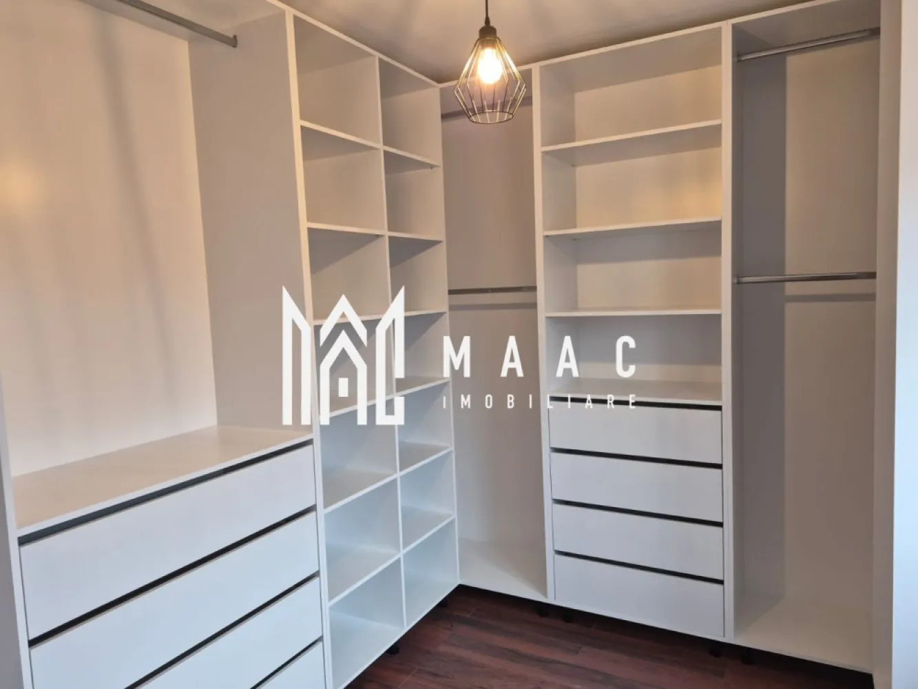 Duplex 4 camere I Mobilat I Calea Cisnadiei - MAAC Imobiliare vă propune spre vânzare un duplex amplasat într-o zonă în plină expansiune, lângă Casa de Apă, pe Calea Cisnădiei, o locație în continuă dezvoltare, potrivită pentru locuire modernă și confortabilă.

Imobilul este dispus pe două niveluri și beneficiază de o compartimentare practică și eficientă:
-Parter înalt: living cu bucătărie open space și zonă de luat masa, hol de acces, grup sanitar, casa scării
-Etaj: 2 dormitoare, birou/dressing, baie generoasă, hol, casa scării, balcon la dormitorul mic

Proprietatea se predă parțial mobilată, oferind posibilitatea personalizării în funcție de preferințele viitorilor proprietari.

Finisajele de calitate și designul interior plăcut creează o atmosferă calmă și relaxantă, potrivită pentru un stil de viață echilibrat.

Imobilul este situat într-un ansamblu de construcții noi, într-o zonă aflată în dezvoltare, strada fiind în curs de asfaltare, ceea ce adaugă valoare pe termen mediu și lung.

Pentru mai multe detalii, vă rugăm să menționați telefonic că ați văzut anunțul cu CP2987024