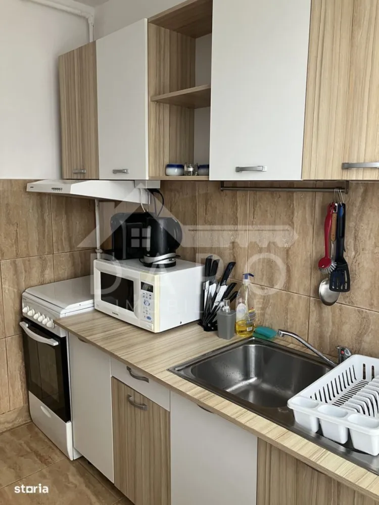 Apartament cu 2 camere de inchiriat zona Cornisa langa UMF Targu Mures - Apartament cu 2 camere și 2 balcoane de închiriat – pentru persoane exigente! 🏡🌳📍Tg. Mureș (aproape de UMF)
✨ Cauți un apartament complet echipat, într-o zonă liniștită și verde, aproape de UMF și de toate punctele de interes?
📍 Acesta e locul perfect pentru tine!

🏠 Detalii importante:

• 2 camere + 2 balcoane ☀️

• Etajul 4 din 5, bloc de cărămidă

• Mobilat complet și utilat

• Centrală proprie cu termostat 🌡️

• Aragaz pe gaz cu 4 ochiuri, hotă, frigider, congelator

• Cuptor cu microunde, cafetieră, prăjitor de pâine, cântar de bucătărie ☕

• Televizor cu ecran plat, router RDS, aer condiționat ❄️

• Mașină de spălat vase + ventilator portabil

• Pat matrimonial + canapea extensibilă 🛏️🛋️

📍 Locație excelentă:

Zonă verde și liniștită

3 min de mers pe jos: magazine, farmacii, spitale 🏥

7 min pe jos: UMF Tg. Mureș – ideal pentru studenți sau cadre universitare 🎓

🚗 Parcarea este disponibilă chiar lângă bloc

📩 Nu rata ocazia! Scrie-mi sau sună-mă acum pentru vizionare!
 Telefon: 0749535729