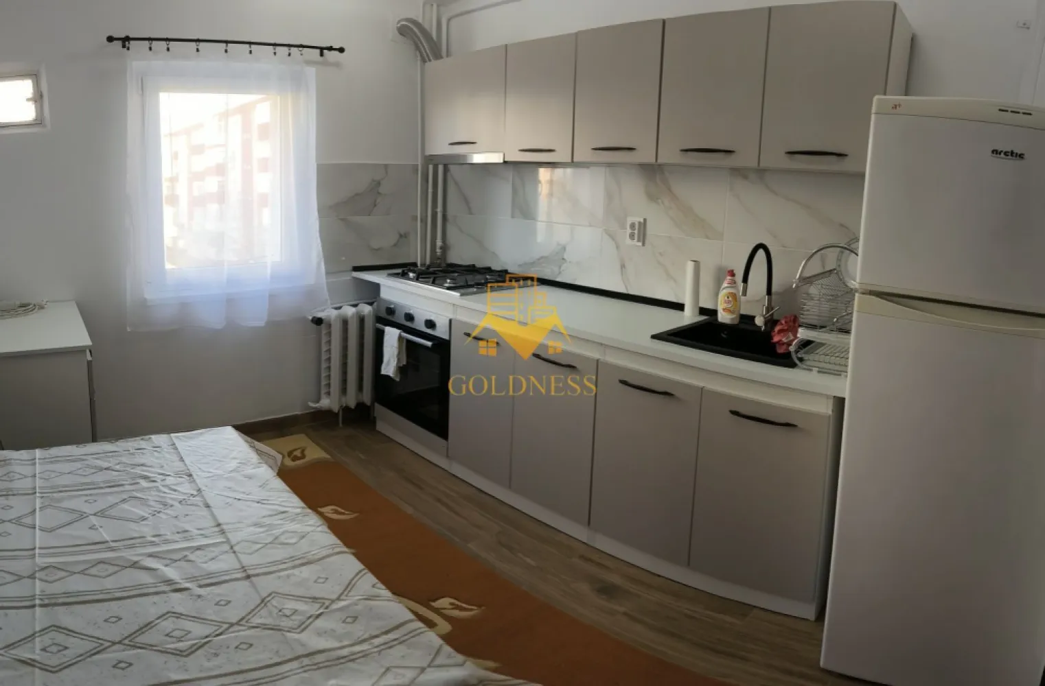 3 camere, Parcare,Gheorgheni, Interservisan, Iulius mall, FSEGA - GOLDNESS Imobiliare vă propune spre închiriere un apartament cu 3 camere complet mobilat și utilat, la etajul 2 într-un imobil de 4 etaje, în Cartierul Gheorgheni.
Dispune de loc de parcare!
Se află în apropierea stațiilor de transport în comun, magazine, restaurante, spații verzi, farmacii, etc. 

Apartamentul este compartimentat astfel:
 - 2 dormitoare, pat matrimonial, dressing, noptiere
 - living cu bucatarie open space complet utilată și mobilată, canapea extensibilă, loc de servit masa 
 - baie cu cada, calorifer port prosop și dulap pentru depozitare.
 - 2 balcoane, unul închis.

Imobilul este dotat cu toate cele necesare- centrală proprie, frigider, aragaz, hotă, mașină de spălat haine, etc. 

Dacă sunteți interesați de acest apartament și doriți să îl vizionați, dar și pentru alte oferte nu ezitați să ne contactați telefonic sau prin e-mail. Vă stăm la dispoziție!
Pentru intermediere se percepe un comision de 50% din prețul chiriei!