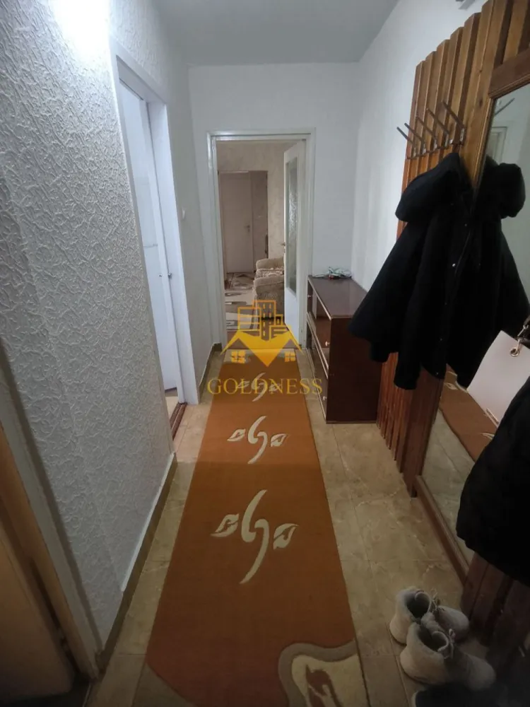 3 camere, Parcare,Gheorgheni, Interservisan, Iulius mall, FSEGA - GOLDNESS Imobiliare vă propune spre închiriere un apartament cu 3 camere complet mobilat și utilat, la etajul 2 într-un imobil de 4 etaje, în Cartierul Gheorgheni.
Dispune de loc de parcare!
Se află în apropierea stațiilor de transport în comun, magazine, restaurante, spații verzi, farmacii, etc. 

Apartamentul este compartimentat astfel:
 - 2 dormitoare, pat matrimonial, dressing, noptiere
 - living cu bucatarie open space complet utilată și mobilată, canapea extensibilă, loc de servit masa 
 - baie cu cada, calorifer port prosop și dulap pentru depozitare.
 - 2 balcoane, unul închis.

Imobilul este dotat cu toate cele necesare- centrală proprie, frigider, aragaz, hotă, mașină de spălat haine, etc. 

Dacă sunteți interesați de acest apartament și doriți să îl vizionați, dar și pentru alte oferte nu ezitați să ne contactați telefonic sau prin e-mail. Vă stăm la dispoziție!
Pentru intermediere se percepe un comision de 50% din prețul chiriei!