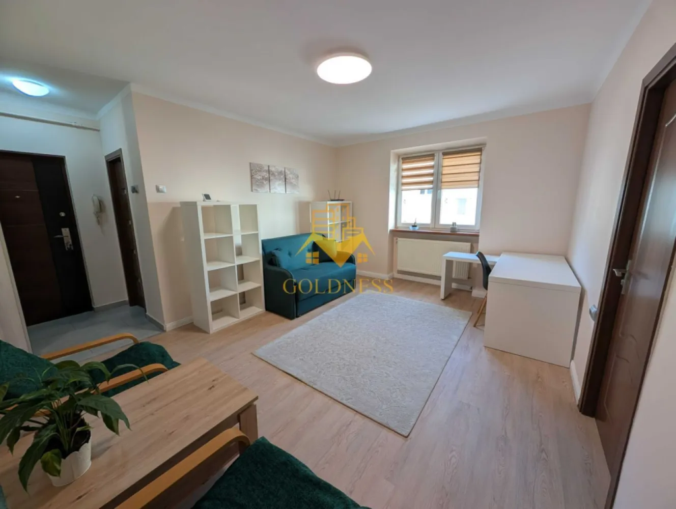2 camere, Ultra Central, Nicolae Titulescu, Constantin Papilian - GOLDNESS Imobiliare vă propune spre închiriere un apartament cu 2 camere complet mobilat și utilat, la etajul 1 într-un imobil de 3 etaje, în Centrul Clujului.
Dispune de loc de parcare în curte cu cartela de acces.
Se află în apropierea stațiilor de transport în comun, magazine, restaurante, spații verzi, farmacii, etc. 

Apartamentul este compartimentat astfel:
 - dormitor cu pat matrimonial, dressing, noptiere
 - living, bucatarie complet utilată și mobilată, canapea extensibilă, loc de servit masa 
 - baie cu cada, calorifer port prosop și dulap pentru depozitare.

Imobilul este dotat cu toate cele necesare- centrală proprie, frigider, aragaz, hotă, mașină de spălat haine, etc. 

Dacă sunteți interesați de acest apartament și doriți să îl vizionați, dar și pentru alte oferte nu ezitați să ne contactați telefonic sau prin e-mail. Vă stăm la dispoziție!
Pentru intermediere se percepe un comision de 50% din prețul chiriei!