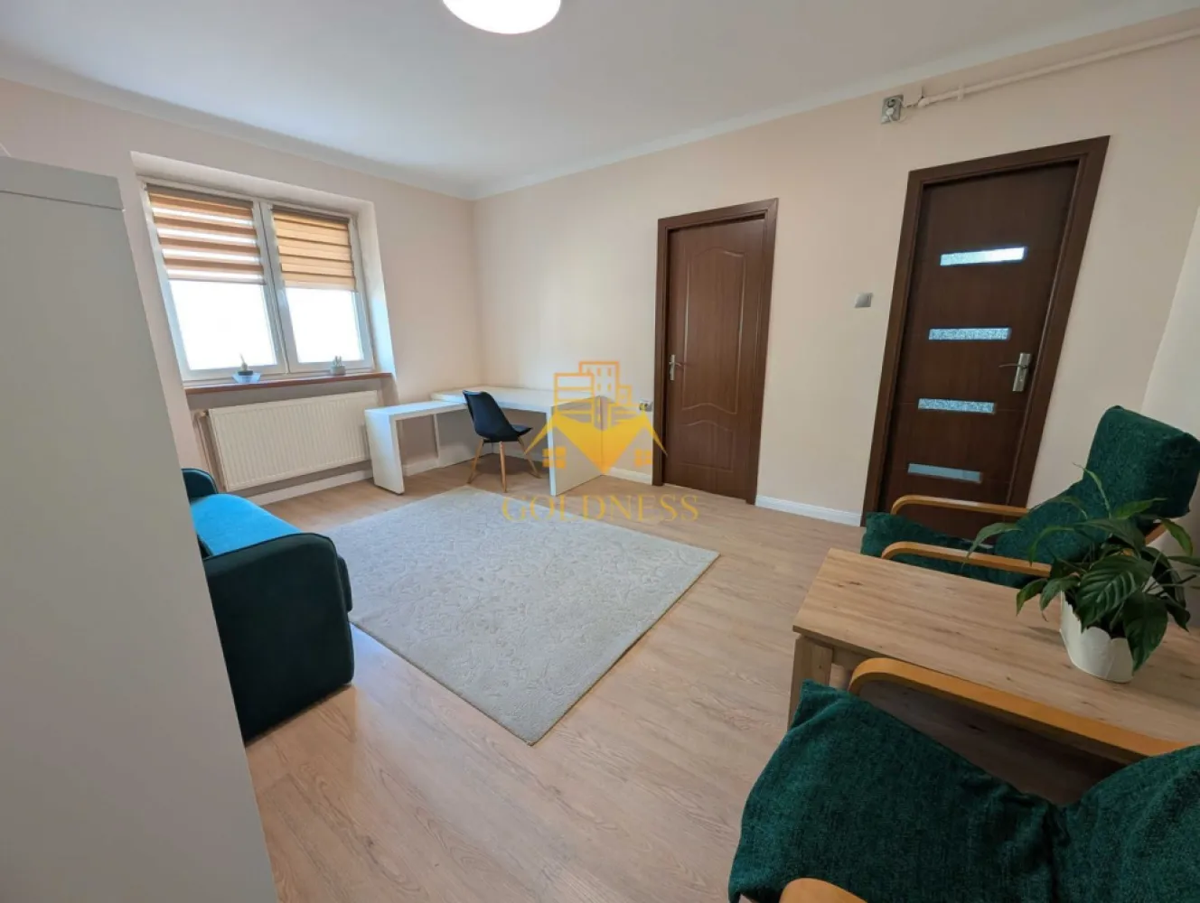 2 camere, Ultra Central, Nicolae Titulescu, Constantin Papilian - GOLDNESS Imobiliare vă propune spre închiriere un apartament cu 2 camere complet mobilat și utilat, la etajul 1 într-un imobil de 3 etaje, în Centrul Clujului.
Dispune de loc de parcare în curte cu cartela de acces.
Se află în apropierea stațiilor de transport în comun, magazine, restaurante, spații verzi, farmacii, etc. 

Apartamentul este compartimentat astfel:
 - dormitor cu pat matrimonial, dressing, noptiere
 - living, bucatarie complet utilată și mobilată, canapea extensibilă, loc de servit masa 
 - baie cu cada, calorifer port prosop și dulap pentru depozitare.

Imobilul este dotat cu toate cele necesare- centrală proprie, frigider, aragaz, hotă, mașină de spălat haine, etc. 

Dacă sunteți interesați de acest apartament și doriți să îl vizionați, dar și pentru alte oferte nu ezitați să ne contactați telefonic sau prin e-mail. Vă stăm la dispoziție!
Pentru intermediere se percepe un comision de 50% din prețul chiriei!