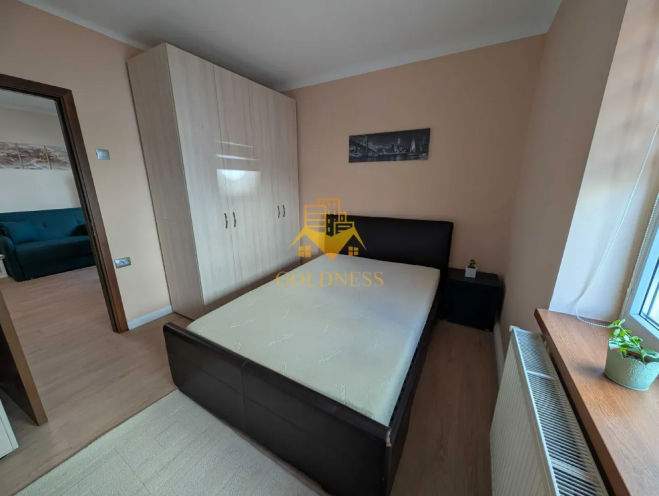 2 camere, Ultra Central, Nicolae Titulescu, Constantin Papilian - GOLDNESS Imobiliare vă propune spre închiriere un apartament cu 2 camere complet mobilat și utilat, la etajul 1 într-un imobil de 3 etaje, în Centrul Clujului.
Dispune de loc de parcare în curte cu cartela de acces.
Se află în apropierea stațiilor de transport în comun, magazine, restaurante, spații verzi, farmacii, etc. 

Apartamentul este compartimentat astfel:
 - dormitor cu pat matrimonial, dressing, noptiere
 - living, bucatarie complet utilată și mobilată, canapea extensibilă, loc de servit masa 
 - baie cu cada, calorifer port prosop și dulap pentru depozitare.

Imobilul este dotat cu toate cele necesare- centrală proprie, frigider, aragaz, hotă, mașină de spălat haine, etc. 

Dacă sunteți interesați de acest apartament și doriți să îl vizionați, dar și pentru alte oferte nu ezitați să ne contactați telefonic sau prin e-mail. Vă stăm la dispoziție!
Pentru intermediere se percepe un comision de 50% din prețul chiriei!