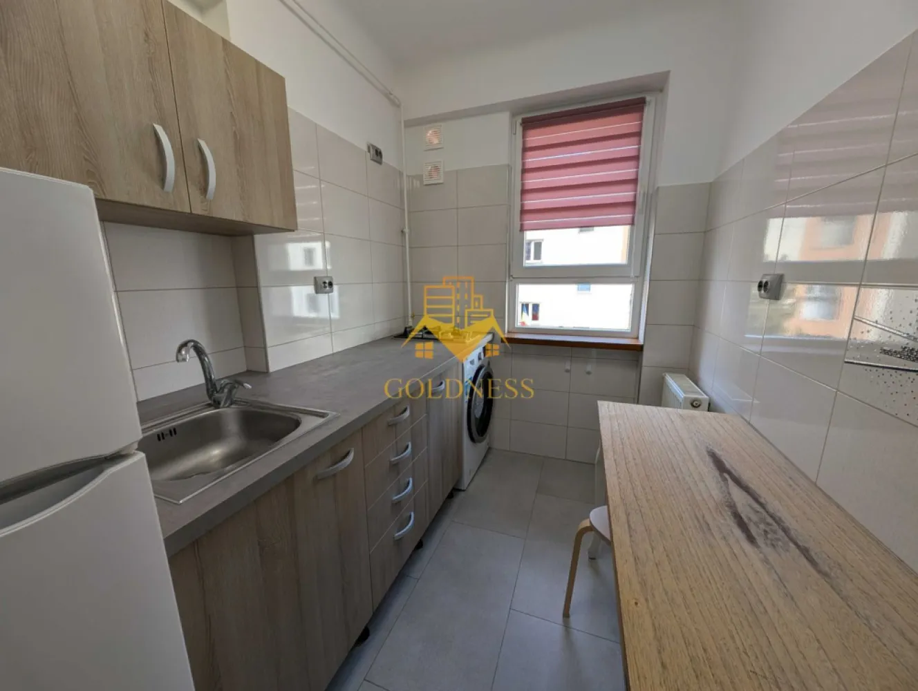 2 camere, Ultra Central, Nicolae Titulescu, Constantin Papilian - GOLDNESS Imobiliare vă propune spre închiriere un apartament cu 2 camere complet mobilat și utilat, la etajul 1 într-un imobil de 3 etaje, în Centrul Clujului.
Dispune de loc de parcare în curte cu cartela de acces.
Se află în apropierea stațiilor de transport în comun, magazine, restaurante, spații verzi, farmacii, etc. 

Apartamentul este compartimentat astfel:
 - dormitor cu pat matrimonial, dressing, noptiere
 - living, bucatarie complet utilată și mobilată, canapea extensibilă, loc de servit masa 
 - baie cu cada, calorifer port prosop și dulap pentru depozitare.

Imobilul este dotat cu toate cele necesare- centrală proprie, frigider, aragaz, hotă, mașină de spălat haine, etc. 

Dacă sunteți interesați de acest apartament și doriți să îl vizionați, dar și pentru alte oferte nu ezitați să ne contactați telefonic sau prin e-mail. Vă stăm la dispoziție!
Pentru intermediere se percepe un comision de 50% din prețul chiriei!