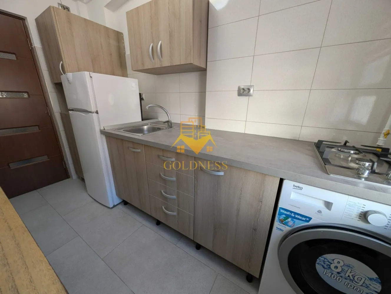 2 camere, Ultra Central, Nicolae Titulescu, Constantin Papilian - GOLDNESS Imobiliare vă propune spre închiriere un apartament cu 2 camere complet mobilat și utilat, la etajul 1 într-un imobil de 3 etaje, în Centrul Clujului.
Dispune de loc de parcare în curte cu cartela de acces.
Se află în apropierea stațiilor de transport în comun, magazine, restaurante, spații verzi, farmacii, etc. 

Apartamentul este compartimentat astfel:
 - dormitor cu pat matrimonial, dressing, noptiere
 - living, bucatarie complet utilată și mobilată, canapea extensibilă, loc de servit masa 
 - baie cu cada, calorifer port prosop și dulap pentru depozitare.

Imobilul este dotat cu toate cele necesare- centrală proprie, frigider, aragaz, hotă, mașină de spălat haine, etc. 

Dacă sunteți interesați de acest apartament și doriți să îl vizionați, dar și pentru alte oferte nu ezitați să ne contactați telefonic sau prin e-mail. Vă stăm la dispoziție!
Pentru intermediere se percepe un comision de 50% din prețul chiriei!