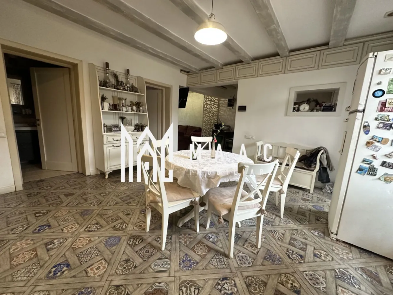 Apartament La Casă | 4 Camere | 120 MPU | Bulevardul Victoriei - MAAC Imobiliare vă propune spre vânzare un apartament spațios cu 4 camere, situat într-o casă cu regim redus de înălțime, în zona Bulevardul Victoriei, una dintre cele mai apreciate zone rezidențiale din Sibiu.

Proprietatea are o suprafață utilă de aproximativ 120 mp și este dispusă pe două niveluri, oferind spațiu generos și confort pentru o familie.

În imobil se regăsesc doar 3 apartamente pe casa scării, ceea ce asigură intimitate și un mediu liniștit.

Compartimentare
 • living spațios
 • bucătărie
 • 3 dormitoare
 • 2 băi
 • terasă de aproximativ 18 mp

Dotări și avantaje
 • încălzire în pardoseală
 • apartamentul se vinde complet mobilat
 • pivniță pentru depozitare
 • curte comună
 • construcție realizată în 2015
 • zonă foarte bine cotată, aproape de parcuri, școli, restaurante și puncte de interes ale orașului

Pentru mai multe detalii sau pentru programarea unei vizionări, vă rugăm să ne contactați și să menționați ID-ul proprietății: CP2962652.