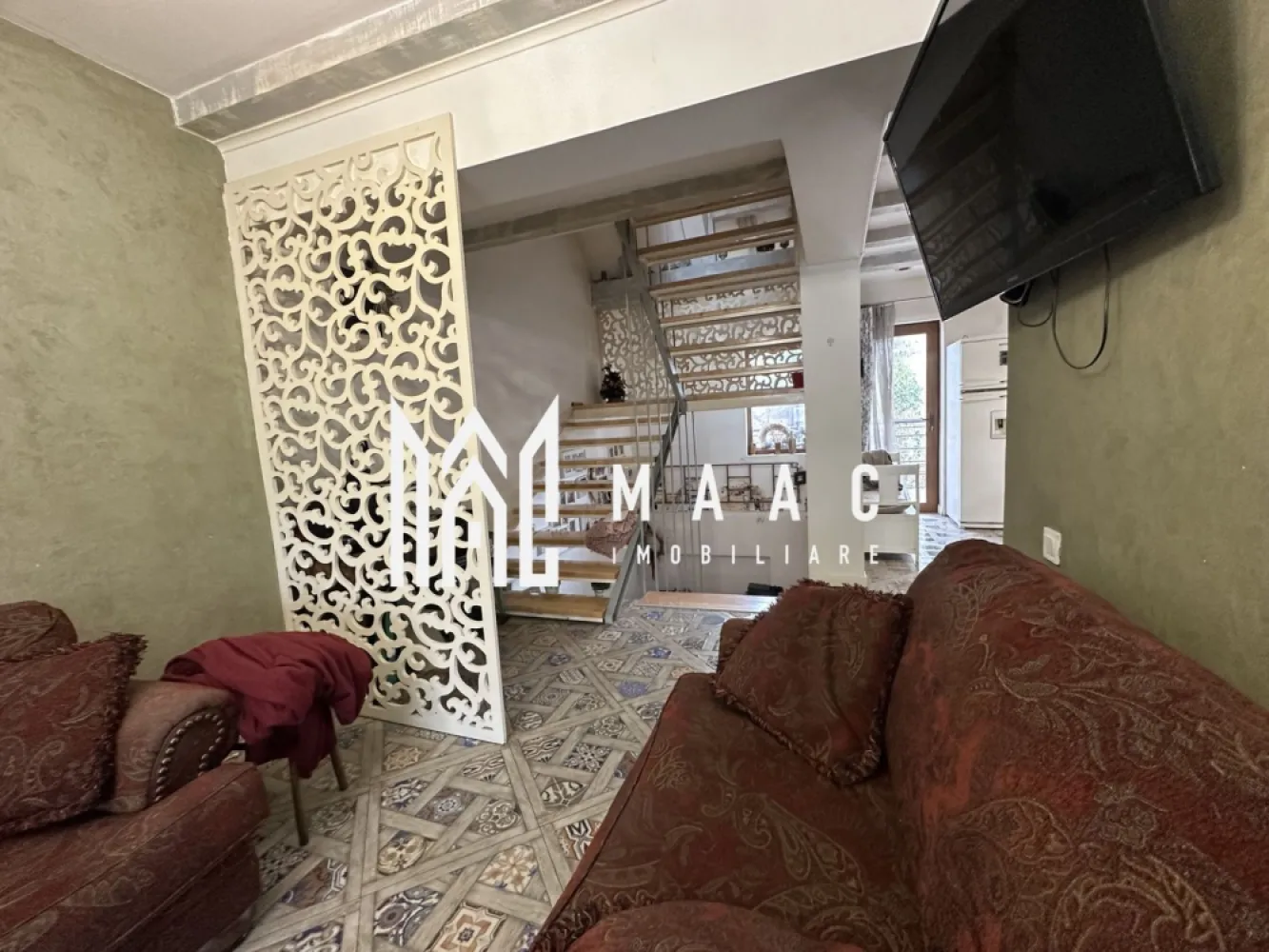 Apartament La Casă | 4 Camere | 120 MPU | Bulevardul Victoriei - MAAC Imobiliare vă propune spre vânzare un apartament spațios cu 4 camere, situat într-o casă cu regim redus de înălțime, în zona Bulevardul Victoriei, una dintre cele mai apreciate zone rezidențiale din Sibiu.

Proprietatea are o suprafață utilă de aproximativ 120 mp și este dispusă pe două niveluri, oferind spațiu generos și confort pentru o familie.

În imobil se regăsesc doar 3 apartamente pe casa scării, ceea ce asigură intimitate și un mediu liniștit.

Compartimentare
 • living spațios
 • bucătărie
 • 3 dormitoare
 • 2 băi
 • terasă de aproximativ 18 mp

Dotări și avantaje
 • încălzire în pardoseală
 • apartamentul se vinde complet mobilat
 • pivniță pentru depozitare
 • curte comună
 • construcție realizată în 2015
 • zonă foarte bine cotată, aproape de parcuri, școli, restaurante și puncte de interes ale orașului

Pentru mai multe detalii sau pentru programarea unei vizionări, vă rugăm să ne contactați și să menționați ID-ul proprietății: CP2962652.