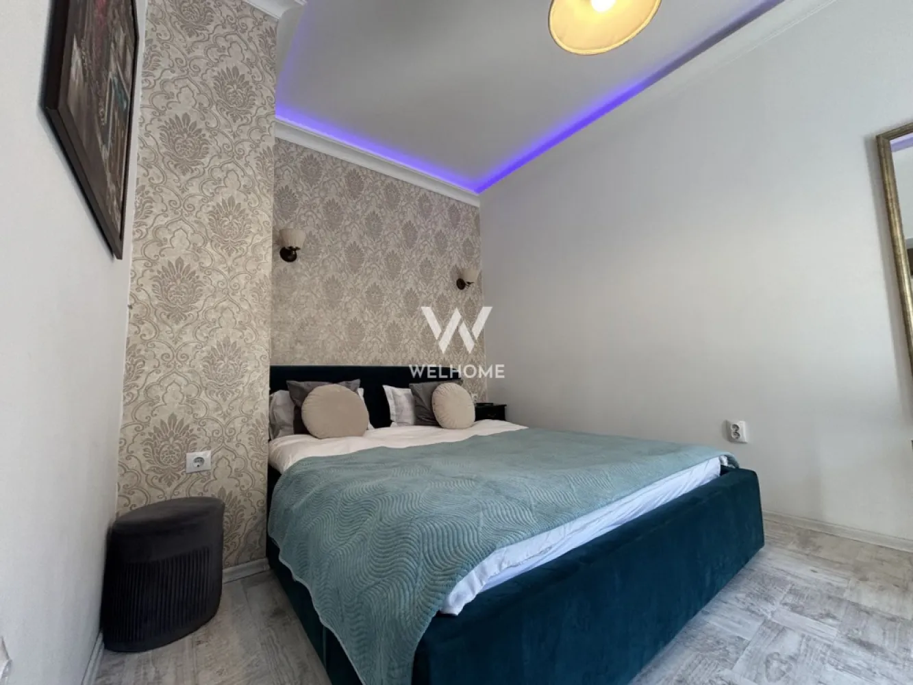2 garsoniere în Centrul Istoric Sibiu, str. Nicolae Bălcescu - Oportunitate investiție – 2 garsoniere în Centrul Istoric Sibiu, str. Nicolae Bălcescu | Ideal regim hotelier sau spațiu comercial

Se vând două garsoniere situate ultracentral, pe strada pietonală Nicolae Bălcescu, în inima Centrului Istoric din Sibiu – una dintre cele mai căutate zone pentru investiții.

Imobilele au o suprafață utilă totală de 34 mp, fiecare garsonieră având 17 mp.
Sunt dispuse astfel:
 • o garsonieră la parter
 • o garsonieră la etajul 1

Datorită poziției excelente, proprietățile sunt ideale pentru investiție, putând fi utilizate pentru:
 • regim hotelier / Airbnb
 • cabinet / birou
 • spațiu comercial
 • închiriere pe termen lung
Zona are trafic pietonal intens, fiind situată pe cea mai cunoscută stradă din centrul orașului, în apropiere de restaurante, cafenele, magazine și principalele atracții turistice.

Se vând doar împreună.
💰 Preț: 103.000 €

0756 094 405 - Pentru mai multe detalii sau programarea unei vizionări, vă stăm la dispoziție.