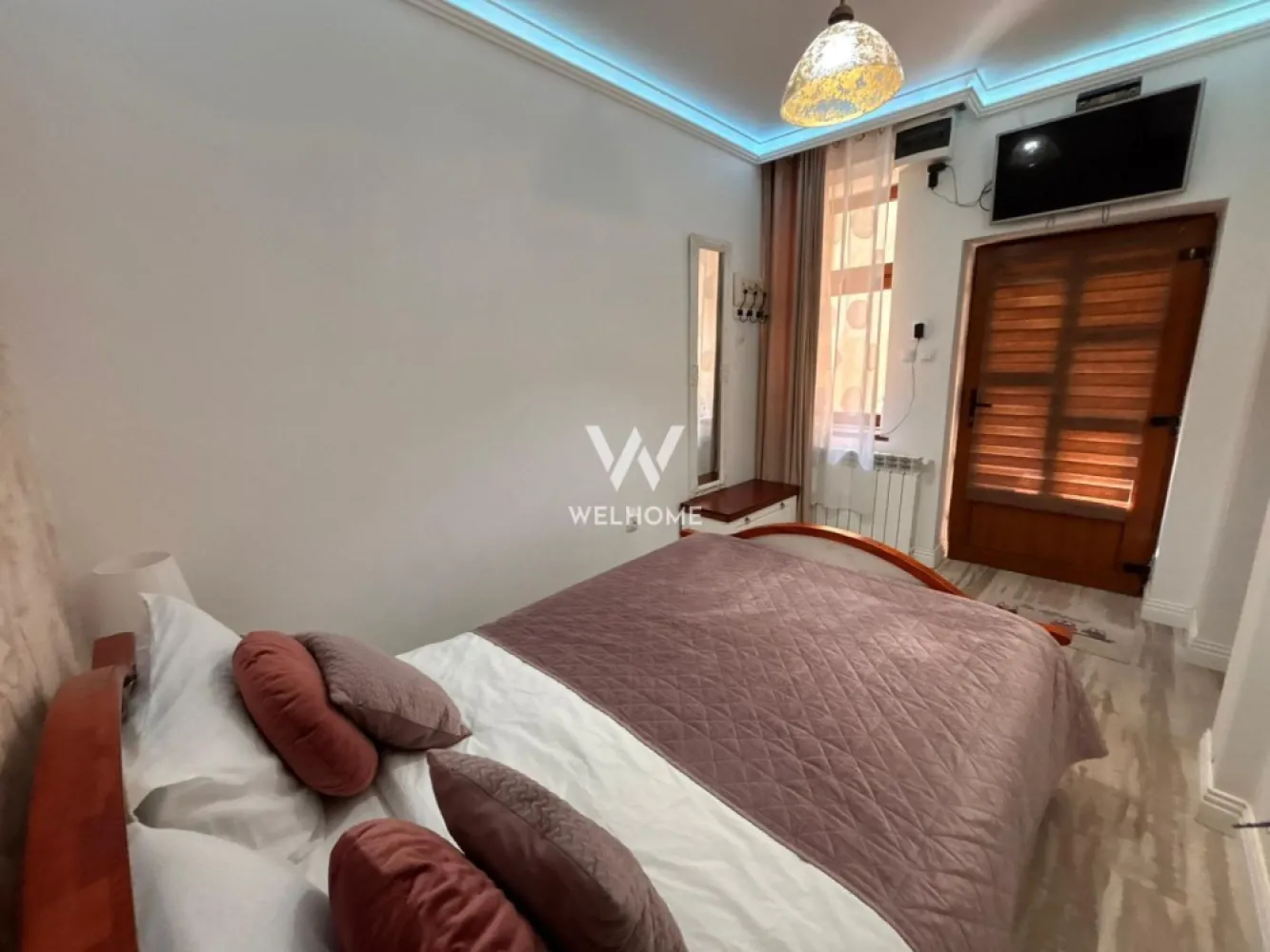 2 garsoniere în Centrul Istoric Sibiu, str. Nicolae Bălcescu - Oportunitate investiție – 2 garsoniere în Centrul Istoric Sibiu, str. Nicolae Bălcescu | Ideal regim hotelier sau spațiu comercial

Se vând două garsoniere situate ultracentral, pe strada pietonală Nicolae Bălcescu, în inima Centrului Istoric din Sibiu – una dintre cele mai căutate zone pentru investiții.

Imobilele au o suprafață utilă totală de 34 mp, fiecare garsonieră având 17 mp.
Sunt dispuse astfel:
 • o garsonieră la parter
 • o garsonieră la etajul 1

Datorită poziției excelente, proprietățile sunt ideale pentru investiție, putând fi utilizate pentru:
 • regim hotelier / Airbnb
 • cabinet / birou
 • spațiu comercial
 • închiriere pe termen lung
Zona are trafic pietonal intens, fiind situată pe cea mai cunoscută stradă din centrul orașului, în apropiere de restaurante, cafenele, magazine și principalele atracții turistice.

Se vând doar împreună.
💰 Preț: 103.000 €

0756 094 405 - Pentru mai multe detalii sau programarea unei vizionări, vă stăm la dispoziție.
