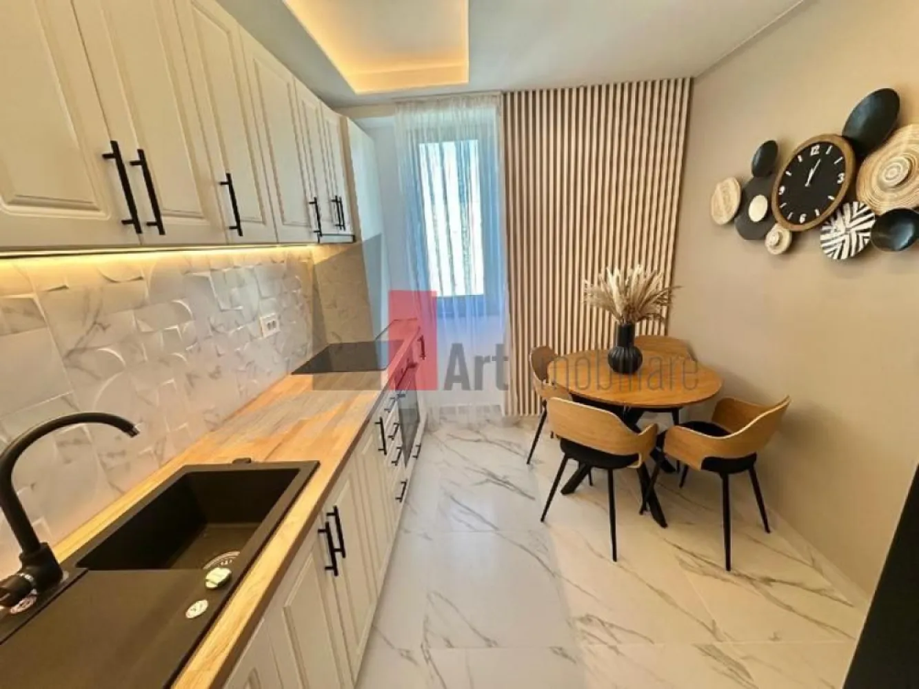 Vanzare apartament 3 camere mobilat utilat Novum 56 Gorjului Lujerului Militari - Vindem apartament cu 3 camere nou, semidecomandat, 75 mp suprafata totala, 2 bai, situat in complexul rezidential Novum 56, faza 2, et 11/11.

Locatia este excelenta, la numai 7 minute de mers pe jos de metrou Gorjului, 5 minute de linia tramvaiului 25 din Bd. Timisoara, 15 minute de Mall Plaza Romania, iar parcul Liniei este chiar in spatele blocului. In imediata apropiere se gasesc magazinele Lidl si Penny.

Apartamentul este insorit si beneficiaza de vedere libera catre parcul Liniei.
Apartamentul se vinde mobilat si utilat complet, cu finisaje, mobilier si electrocasnice de calitate superioara. Totul este nou si nu a mai fost locuit. Apartamentul beneficiaza de dotari premium: pat dublu matrimonial, dressinguri spatioase, canapea extensibila, centrala termica in condensatie, inclazire in pardoseala, frigider side by side Gorenje, masina de spalat cu uscator Gorenje, masina de spalat vase Gorenje, cuptor electric Gorenje, plita inductie vitroceramica Good Home , chiuveta granit compozit Pyramis, televizor UHD Smart 4K, 139 cm Philips, aer conditionat Vortex 12000 BTU.

Cel de-al doilea dormitor dispune de 2 dulapuri spatioase si comoda Tv, restul mobilierului urmand a fi montat in functie de alegerea cumparatoruluui.