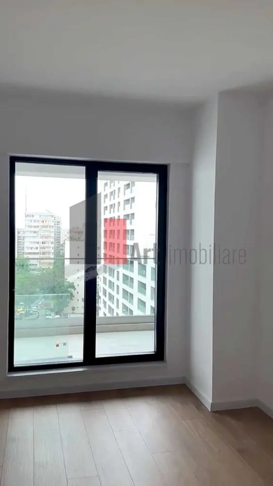 Apartament 2 Camere + Loc de Parcare Subteran | Smart Residence Lujerului - Va propun spre vanzare un apartament de 2 camere situat in Smart Residence Lujerului, unul dintre cele mai noi proiecte rezidentiale din Sectorul 6, langa noul Parcul Liniei. Apartamentul este finisat, amplasat la etajul 10 si beneficiaza de loc de parcare la nivelul -2, fiind o alegere foarte buna atat pentru locuire, cat si pentru investitie.

Apartamentul are o compartimentare foarte eficienta si suprafete generoase:
- Suprafata utila apartament - 66,34 mp
- Suprafata terasa - 11,65 mp
- Suprafata construita apartamen - 80,43 mp
- Suprafata totala - 92,08 mp

Compartimentarea interioara este echilibrata si functionala:
- Living generos de 34,06 mp, cu zona de dining si acces direct catre terasa.
- Dormitor de 17,31 mp
- Bucatarie de 7,37 mp, separata cu perete de sticla
- Baie de 4,91 mp
- Hol de 2,68 mp

Dotari ale ansamblului si apartamentului:
- Structura de rezistenta din beton armat si zidarie compartimentata eficient, gandita pentru durabilitate si siguranta.
- Apartamente predate la cheie, complet finisate, cu gresie, faianta, parchet, usi de interior si obiecte sanitare.
- Terase late, de 2 metri.
- Solutii moderne fara calorifere, fara tevi de gaz si fara centrale termice in apartament, pentru un aspect mai curat si un plus de confort.
- Panouri fotovoltaice pentru reducerea costurilor aferente energiei electrice din spatiile comune.
- Statii de incarcare pentru masini electrice.
- Monitorizare video, acces securizat cu bariere si paza umana.
- Iluminat eficient energetic in cadrul ansamblului.
- Încălzire prin pardoseală a apartamentelor și centrale termice performante aferente fiecărui bloc, facilități ce conduc la micșorarea cheltuielilor de încălzire și apă menajeră cu 25 - 30%.
- Controlul de la distanță prin Smart Home al încălzirii în pardoseală.
- Sistem de reglare a temperaturii la nivelul fiecărei camere.
- Consumul utilităților contorizat prin contoare individuale amplasate pe palierul etajului.
- Tâmplărie exterioară din aluminiu/PVC cu geam tripan care asigură un coeficient de transfer termic superior.
- Prize și întrerupătoare Legrand.
- Uși interioare Pinum.
- Peretii de compartimentare din interiorul apartamentelor: caramida Porotherm cu grosime de 11,5cm. 
- Peretii de separare intre apartamente si apartamente/casa scarii : zidarie de caramida Porotherm cu grosimea de 25 cm.
- Monitorizare video, acces securizat cu bariere și pază umană.

Ansamblul este pozitionat foarte bine, cu acces rapid catre oras si catre puncte importante de interes:
- Parcul Liniei
- Metrou Lujerului
- Carrefour Lujerului
- Plaza Romania
- AFI Cotroceni
- Universitatea Politehnica
- acces facil catre Bd. Iuliu Maniu, A1 si principalele artere din oras