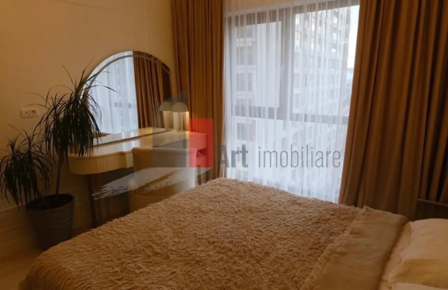 Apartament 2 camere | 55 mp | Plaza Residence | LujeruluiIMobilat cu designer - Apartament 2 camere | 55 mp | Etaj 7/11 | Construcție an 2022 | Clasa energetică A

Link fotografii: https://photos.app.goo.gl/1TaQtkBVCiNFD45M7

Apartament compartimentat clasic: living, dormitor și bucătărie separate. Situat la etajul 7 din 11, orientat spre Vest, cu multă lumina pe tot parcursul zilei, și cu un golden hour fantastic în timpul toamnei. Balcon de tip încastrat, aranjat și dotat perfect pentru serile de vara, toamna și primăvară. Podeaua este acoperita cu placi de lemn, pentru un confort extra. Vederea este libera din toate camerele - nu este bloc in fata. 

Apartamentul a fost mobilat cu un designer de interior, mobila făcută la comanda. Bucătăria este complet integrată și dotată cu electrocasnice - centrala, aragaz, hota, cuptor, mașina de spălat vase. Baia are gresie și faianță format mare, aspect premium, ușor de curățat. Mașina de spălat rufe este ascunsă în dulapul din hol.

Apartamentul dispune de incălzire prin centrală proprie- plătești exact cât consumi. Datorită orientării costurile aferente încălzirii sunt scăzute. Bloc dotat cu 2 lifturi moderne și rapide.
Complexul Plaza Residence are în curtea interioară tot ce folosești zilnic: Auchan, Profi, cafenele, frizerie, dentist, pilates, sala de forță, sala de dans, masaj, servicii grooming animale de companie. Pază privată permanentă, mașinile parcate neregulamentar sunt blocate și amendate, evitând astfel aglomerarea și disconfortul creat de mașini pe teritoriul complexului.

Apartamentul se afla în imediată apropiere de Parcul Liniei și Parcul Timișoarei (la câteva minute pe jos). Metrou, tramvai și autobuz la câțiva pași distanță. Universitatea Politehnica și Colegiul Grigore Moisil în zonă. AFI Cotroceni, Plaza Mall și Supernova la colț.

Cheltuieli aproximative de întreținere : ~200 lei (administrație, curățenie, apă, salubrizare , fond de rulment).

Apartamentul se vinde cu ipotecă bancară în curs- procedură standard prin notar.
Pret usor negociabil.