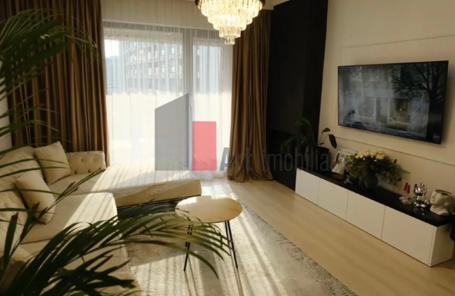 Apartament 2 camere | 55 mp | Plaza Residence | LujeruluiIMobilat cu designer - Apartament 2 camere | 55 mp | Etaj 7/11 | Construcție an 2022 | Clasa energetică A

Link fotografii: https://photos.app.goo.gl/1TaQtkBVCiNFD45M7

Apartament compartimentat clasic: living, dormitor și bucătărie separate. Situat la etajul 7 din 11, orientat spre Vest, cu multă lumina pe tot parcursul zilei, și cu un golden hour fantastic în timpul toamnei. Balcon de tip încastrat, aranjat și dotat perfect pentru serile de vara, toamna și primăvară. Podeaua este acoperita cu placi de lemn, pentru un confort extra. Vederea este libera din toate camerele - nu este bloc in fata. 

Apartamentul a fost mobilat cu un designer de interior, mobila făcută la comanda. Bucătăria este complet integrată și dotată cu electrocasnice - centrala, aragaz, hota, cuptor, mașina de spălat vase. Baia are gresie și faianță format mare, aspect premium, ușor de curățat. Mașina de spălat rufe este ascunsă în dulapul din hol.

Apartamentul dispune de incălzire prin centrală proprie- plătești exact cât consumi. Datorită orientării costurile aferente încălzirii sunt scăzute. Bloc dotat cu 2 lifturi moderne și rapide.
Complexul Plaza Residence are în curtea interioară tot ce folosești zilnic: Auchan, Profi, cafenele, frizerie, dentist, pilates, sala de forță, sala de dans, masaj, servicii grooming animale de companie. Pază privată permanentă, mașinile parcate neregulamentar sunt blocate și amendate, evitând astfel aglomerarea și disconfortul creat de mașini pe teritoriul complexului.

Apartamentul se afla în imediată apropiere de Parcul Liniei și Parcul Timișoarei (la câteva minute pe jos). Metrou, tramvai și autobuz la câțiva pași distanță. Universitatea Politehnica și Colegiul Grigore Moisil în zonă. AFI Cotroceni, Plaza Mall și Supernova la colț.

Cheltuieli aproximative de întreținere : ~200 lei (administrație, curățenie, apă, salubrizare , fond de rulment).

Apartamentul se vinde cu ipotecă bancară în curs- procedură standard prin notar.
Pret usor negociabil.