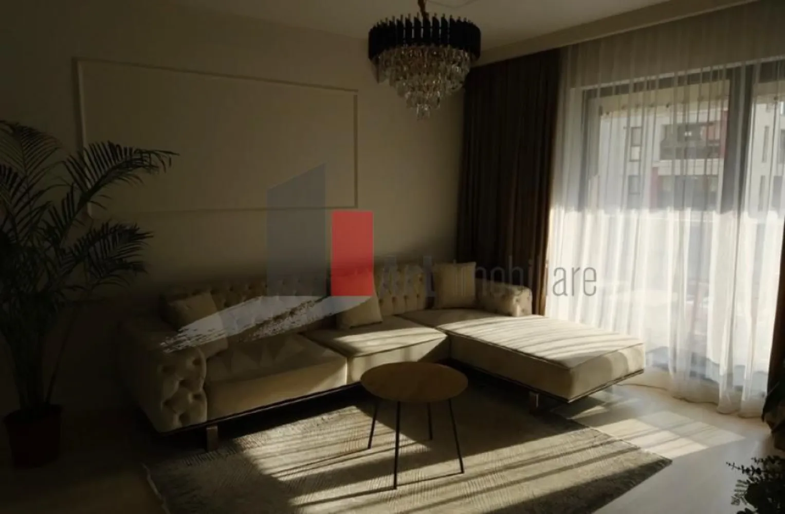 Apartament 2 camere | 55 mp | Plaza Residence | LujeruluiIMobilat cu designer - Apartament 2 camere | 55 mp | Etaj 7/11 | Construcție an 2022 | Clasa energetică A

Link fotografii: https://photos.app.goo.gl/1TaQtkBVCiNFD45M7

Apartament compartimentat clasic: living, dormitor și bucătărie separate. Situat la etajul 7 din 11, orientat spre Vest, cu multă lumina pe tot parcursul zilei, și cu un golden hour fantastic în timpul toamnei. Balcon de tip încastrat, aranjat și dotat perfect pentru serile de vara, toamna și primăvară. Podeaua este acoperita cu placi de lemn, pentru un confort extra. Vederea este libera din toate camerele - nu este bloc in fata. 

Apartamentul a fost mobilat cu un designer de interior, mobila făcută la comanda. Bucătăria este complet integrată și dotată cu electrocasnice - centrala, aragaz, hota, cuptor, mașina de spălat vase. Baia are gresie și faianță format mare, aspect premium, ușor de curățat. Mașina de spălat rufe este ascunsă în dulapul din hol.

Apartamentul dispune de incălzire prin centrală proprie- plătești exact cât consumi. Datorită orientării costurile aferente încălzirii sunt scăzute. Bloc dotat cu 2 lifturi moderne și rapide.
Complexul Plaza Residence are în curtea interioară tot ce folosești zilnic: Auchan, Profi, cafenele, frizerie, dentist, pilates, sala de forță, sala de dans, masaj, servicii grooming animale de companie. Pază privată permanentă, mașinile parcate neregulamentar sunt blocate și amendate, evitând astfel aglomerarea și disconfortul creat de mașini pe teritoriul complexului.

Apartamentul se afla în imediată apropiere de Parcul Liniei și Parcul Timișoarei (la câteva minute pe jos). Metrou, tramvai și autobuz la câțiva pași distanță. Universitatea Politehnica și Colegiul Grigore Moisil în zonă. AFI Cotroceni, Plaza Mall și Supernova la colț.

Cheltuieli aproximative de întreținere : ~200 lei (administrație, curățenie, apă, salubrizare , fond de rulment).

Apartamentul se vinde cu ipotecă bancară în curs- procedură standard prin notar.
Pret usor negociabil.