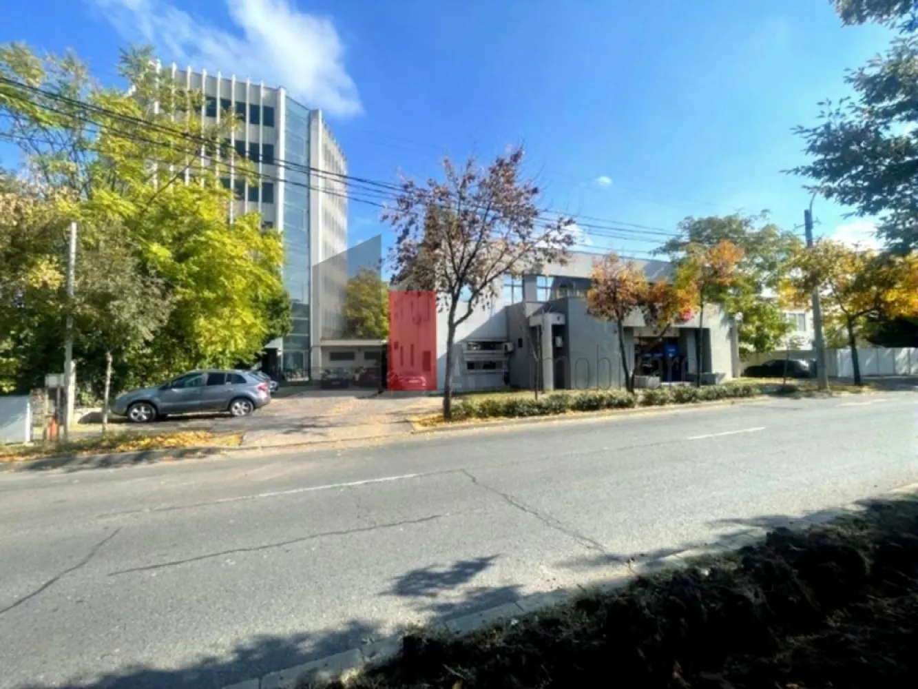 Comision 0% Spatiu comercial de inchiriat in Bucurestii Noi - Oportunitate Rara - Clădire emblematică în Bucureștii Noi – spațiu comercial de mari dimensiuni, disponibil pentru închiriere - Fara Comision / 0

Proprietate rar disponibilă pe piață, situată într-una dintre cele mai recunoscute clădiri din Bucureștii Noi, poziționată strategic într-un punct cu trafic pietonal și rutier ridicat. Imobilul reprezintă un reper al cartierului, fiind cunoscut de locuitori de peste 15 ani datorită funcționării sale continue ca sediu bancar. Vizibilitatea, notorietatea și poziționarea conferă spațiului o valoare comercială superioară, greu de găsit în zona de Nord-Vest a Capitalei.

Caracteristici generale ale proprietății

Clădirea este amplasată pe un teren de 1.292 mp, având o amprentă la sol de 473 mp și o suprafață desfășurată totală de 1.249 mp.
Construcția este dezvoltată pe trei niveluri – subsol, parter și etaj – toate utile, funcționale și compartimentate pentru activități diverse.

Datorită configurației, imobilul poate acomoda cu succes:
supermarket, clinici medicale, hub de birouri, showroom, unitate bancară, restaurant, sediu corporate, centru educațional, laborator, spațiu logistic ușor sau mix funcțional.

Detalierea suprafețelor și compartimentărilor
SUBSOL – 295 mp

Conceput pentru activități ce necesită securitate, depozitare sau subdivizări multiple. Include:

10 camere utilizabile individual;

spații tehnice și anexe funcționale;

coridoare generoase de circulație;

cameră tezaur construită la standarde bancare;

spațiu dedicat casetelor de valori, configurat pentru activități cu cerințe speciale de securitate.

Ideal pentru: arhivă, depozit logistic, laborator, zona tehnică, camere server, spații auxiliare.

PARTER – 368 mp

Nivel cu potențial comercial maxim, datorită vizibilității și accesului direct din bulevard. Cuprinde:

9 camere și încăperi ce pot fi adaptate în funcție de activitate;

zone de acces și fluxuri bine definite;

grupuri sanitare;

garaj integrat cu acces direct;

casa scării poziționată eficient, facilitând circulația între niveluri.

Parterul este potrivit pentru orice funcțiune cu contact direct cu publicul, având flux pietonal constant și posibilitate de vitrină extinsă.

ETAJ – 263 mp

Zona ideală pentru operaționale, birouri sau servicii. Structurat în:

7 camere spațioase;

încăperi anexe;

grupuri sanitare;

holuri ample, ce permit reorganizarea circulației interioare.

Poate fi transformat ușor într-o zonă administrativă, birouri pentru echipe, cabinete sau spații de lucru open-space.

Teren, acces și facilități exterioare

Parcare proprie, poziționată lateral, cu acces facil din bulevard.

În partea din spate a proprietății se află o suprafață generoasă ce poate fi amenajată în funcție de necesități:

extindere parcare,

zonă de încărcare/descărcare,

terasă pentru restaurant sau cafenea,

spațiu tehnic sau zonă verde.

Lotul permite extindere funcțională și personalizare în funcție de interesele chiriașului.

Conditii inchiriere:

O chirie + doua garantii

Nu se percepe comision
