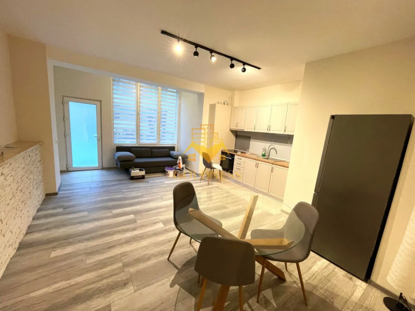4 Camere decomandate, Terasa, Parcare, Borhanciului,Romul Ladea, Profi - GOLDNESS Imobiliare vă propune spre închiriere un apartament cu 4 camere complet mobilat și utilat, la pater într-un imobil de 6 etaje, în Cartierul Borhanci.
Se află în apropierea stațiilor de transport în comun, magazine, restaurante, spații verzi, farmacii, etc. 

Apartamentul este compartimentat astfel:
 - dormitor cu pat matrimonial, dressing, noptiere
 -dressing separat.
 - living cu bucatarie open space complet utilată și mobilată, canapea extensibilă, loc de servit masa 
 - living cu canapea extensibila.
 - baie cu dus walk-in, calorifer port prosop și dulap pentru depozitare.
 - terasa de 60 mp.

Imobilul este dotat cu toate cele necesare- centrală proprie, frigider, aragaz, hotă, mașină de spălat haine, etc. 

Dacă sunteți interesați de acest apartament și doriți să îl vizionați, dar și pentru alte oferte nu ezitați să ne contactați telefonic sau prin e-mail. Vă stăm la dispoziție!
Pentru intermediere se percepe un comision de 50% din prețul chiriei!