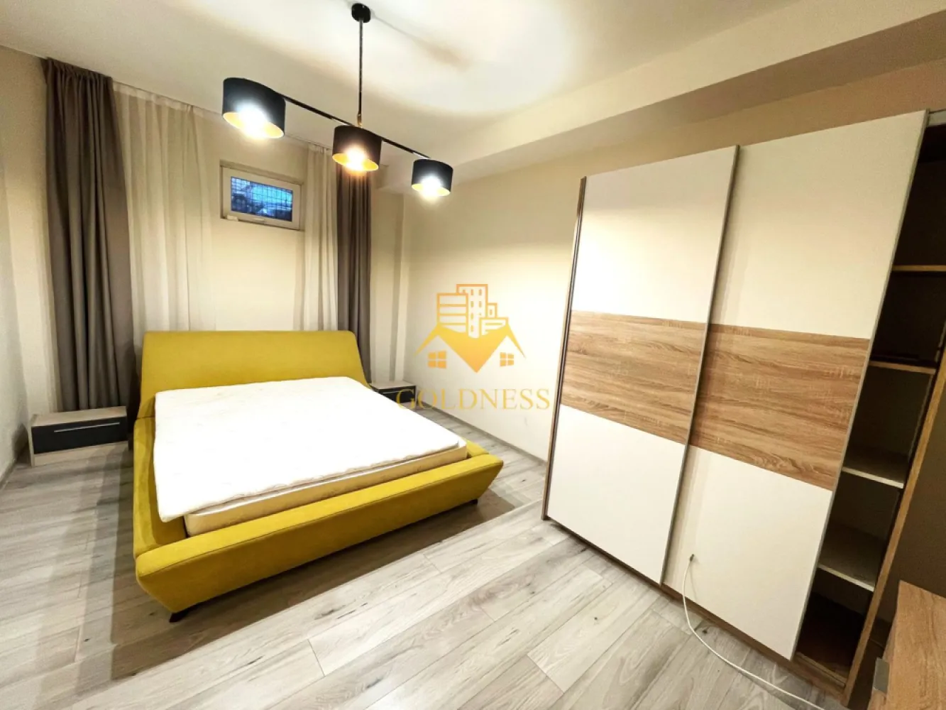 4 Camere decomandate, Terasa, Parcare, Borhanciului,Romul Ladea, Profi - GOLDNESS Imobiliare vă propune spre închiriere un apartament cu 4 camere complet mobilat și utilat, la pater într-un imobil de 6 etaje, în Cartierul Borhanci.
Se află în apropierea stațiilor de transport în comun, magazine, restaurante, spații verzi, farmacii, etc. 

Apartamentul este compartimentat astfel:
 - dormitor cu pat matrimonial, dressing, noptiere
 -dressing separat.
 - living cu bucatarie open space complet utilată și mobilată, canapea extensibilă, loc de servit masa 
 - living cu canapea extensibila.
 - baie cu dus walk-in, calorifer port prosop și dulap pentru depozitare.
 - terasa de 60 mp.

Imobilul este dotat cu toate cele necesare- centrală proprie, frigider, aragaz, hotă, mașină de spălat haine, etc. 

Dacă sunteți interesați de acest apartament și doriți să îl vizionați, dar și pentru alte oferte nu ezitați să ne contactați telefonic sau prin e-mail. Vă stăm la dispoziție!
Pentru intermediere se percepe un comision de 50% din prețul chiriei!