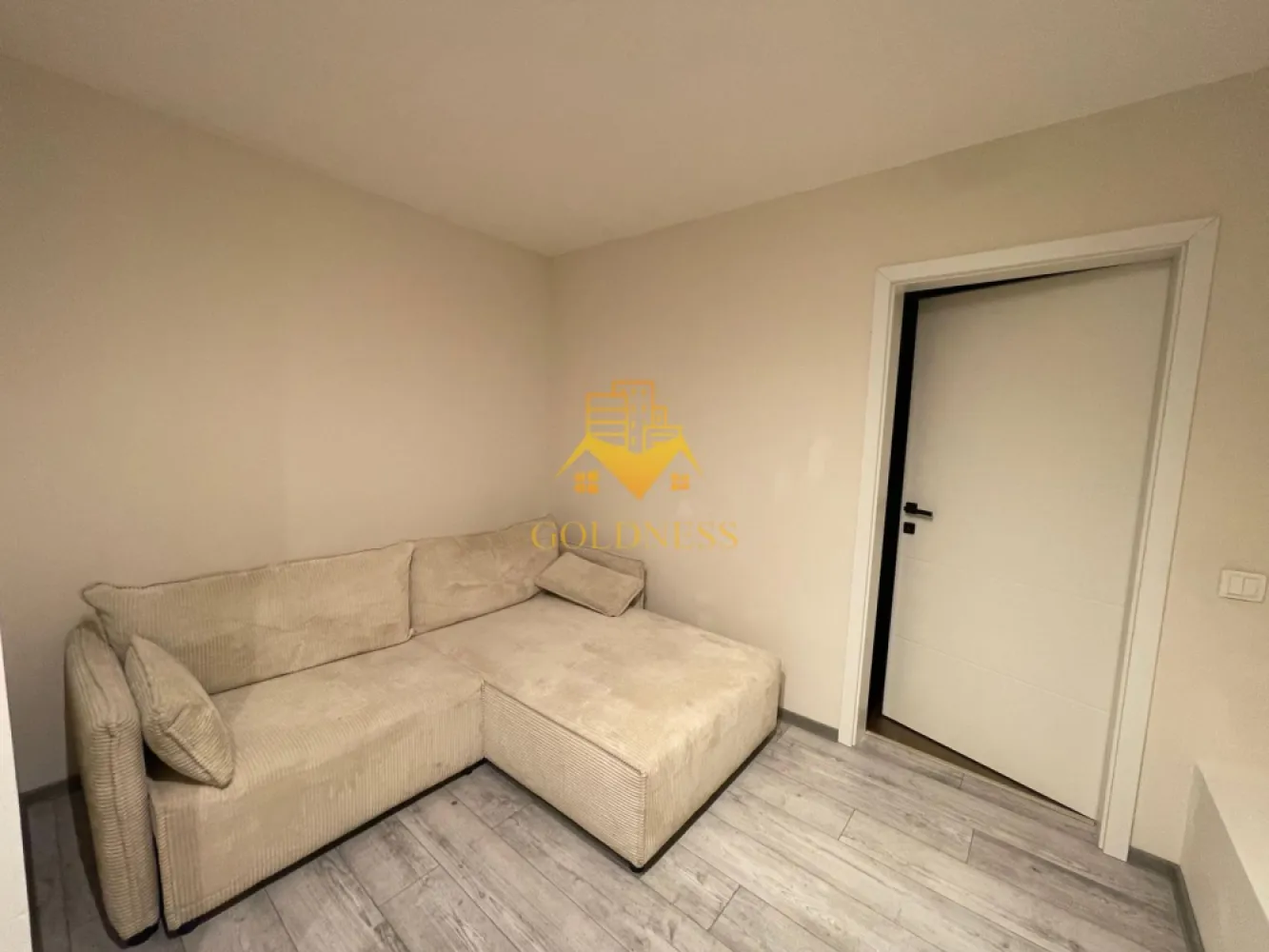 4 Camere decomandate, Terasa, Parcare, Borhanciului,Romul Ladea, Profi - GOLDNESS Imobiliare vă propune spre închiriere un apartament cu 4 camere complet mobilat și utilat, la pater într-un imobil de 6 etaje, în Cartierul Borhanci.
Se află în apropierea stațiilor de transport în comun, magazine, restaurante, spații verzi, farmacii, etc. 

Apartamentul este compartimentat astfel:
 - dormitor cu pat matrimonial, dressing, noptiere
 -dressing separat.
 - living cu bucatarie open space complet utilată și mobilată, canapea extensibilă, loc de servit masa 
 - living cu canapea extensibila.
 - baie cu dus walk-in, calorifer port prosop și dulap pentru depozitare.
 - terasa de 60 mp.

Imobilul este dotat cu toate cele necesare- centrală proprie, frigider, aragaz, hotă, mașină de spălat haine, etc. 

Dacă sunteți interesați de acest apartament și doriți să îl vizionați, dar și pentru alte oferte nu ezitați să ne contactați telefonic sau prin e-mail. Vă stăm la dispoziție!
Pentru intermediere se percepe un comision de 50% din prețul chiriei!
