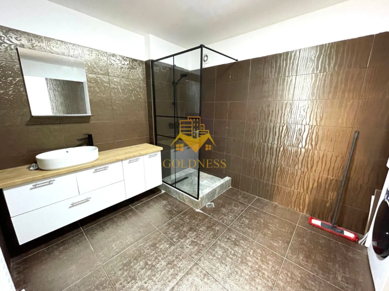 4 Camere decomandate, Terasa, Parcare, Borhanciului,Romul Ladea, Profi - GOLDNESS Imobiliare vă propune spre închiriere un apartament cu 4 camere complet mobilat și utilat, la pater într-un imobil de 6 etaje, în Cartierul Borhanci.
Se află în apropierea stațiilor de transport în comun, magazine, restaurante, spații verzi, farmacii, etc. 

Apartamentul este compartimentat astfel:
 - dormitor cu pat matrimonial, dressing, noptiere
 -dressing separat.
 - living cu bucatarie open space complet utilată și mobilată, canapea extensibilă, loc de servit masa 
 - living cu canapea extensibila.
 - baie cu dus walk-in, calorifer port prosop și dulap pentru depozitare.
 - terasa de 60 mp.

Imobilul este dotat cu toate cele necesare- centrală proprie, frigider, aragaz, hotă, mașină de spălat haine, etc. 

Dacă sunteți interesați de acest apartament și doriți să îl vizionați, dar și pentru alte oferte nu ezitați să ne contactați telefonic sau prin e-mail. Vă stăm la dispoziție!
Pentru intermediere se percepe un comision de 50% din prețul chiriei!