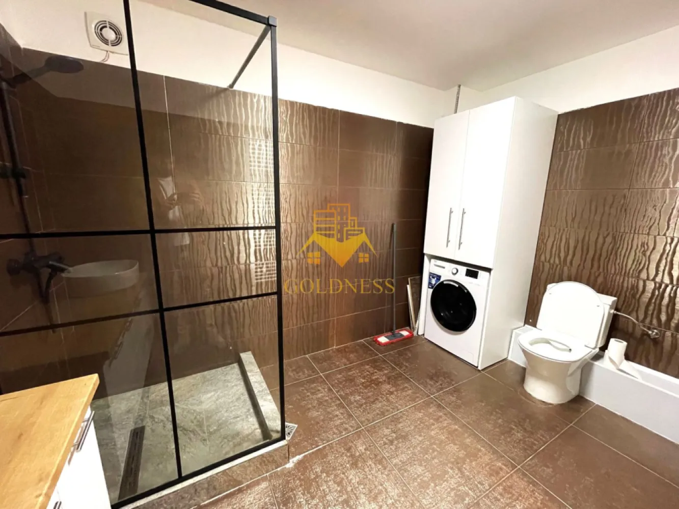 4 Camere decomandate, Terasa, Parcare, Borhanciului,Romul Ladea, Profi - GOLDNESS Imobiliare vă propune spre închiriere un apartament cu 4 camere complet mobilat și utilat, la pater într-un imobil de 6 etaje, în Cartierul Borhanci.
Se află în apropierea stațiilor de transport în comun, magazine, restaurante, spații verzi, farmacii, etc. 

Apartamentul este compartimentat astfel:
 - dormitor cu pat matrimonial, dressing, noptiere
 -dressing separat.
 - living cu bucatarie open space complet utilată și mobilată, canapea extensibilă, loc de servit masa 
 - living cu canapea extensibila.
 - baie cu dus walk-in, calorifer port prosop și dulap pentru depozitare.
 - terasa de 60 mp.

Imobilul este dotat cu toate cele necesare- centrală proprie, frigider, aragaz, hotă, mașină de spălat haine, etc. 

Dacă sunteți interesați de acest apartament și doriți să îl vizionați, dar și pentru alte oferte nu ezitați să ne contactați telefonic sau prin e-mail. Vă stăm la dispoziție!
Pentru intermediere se percepe un comision de 50% din prețul chiriei!